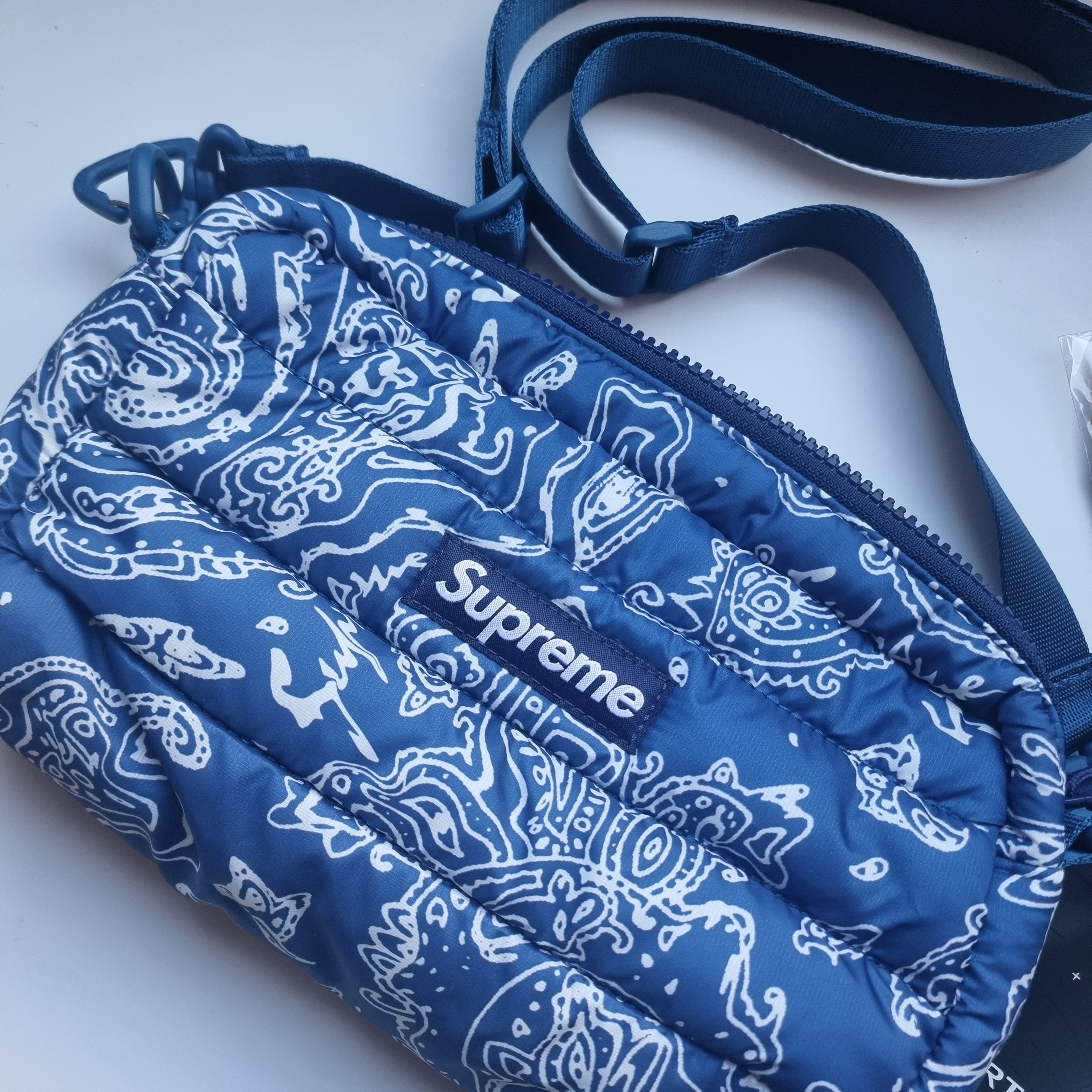 Supreme Puffer Side Bag Blue Paisley - 22FW, Supreme Brushed Cordura Small Box 6-Panel Black - 22FW 착용 스타일 - 1