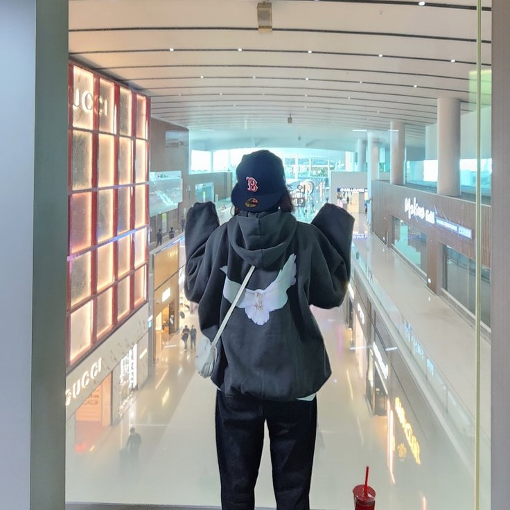 Yeezy Gap Engineered By Balenciaga Dove Hoodie Black 착용 스타일