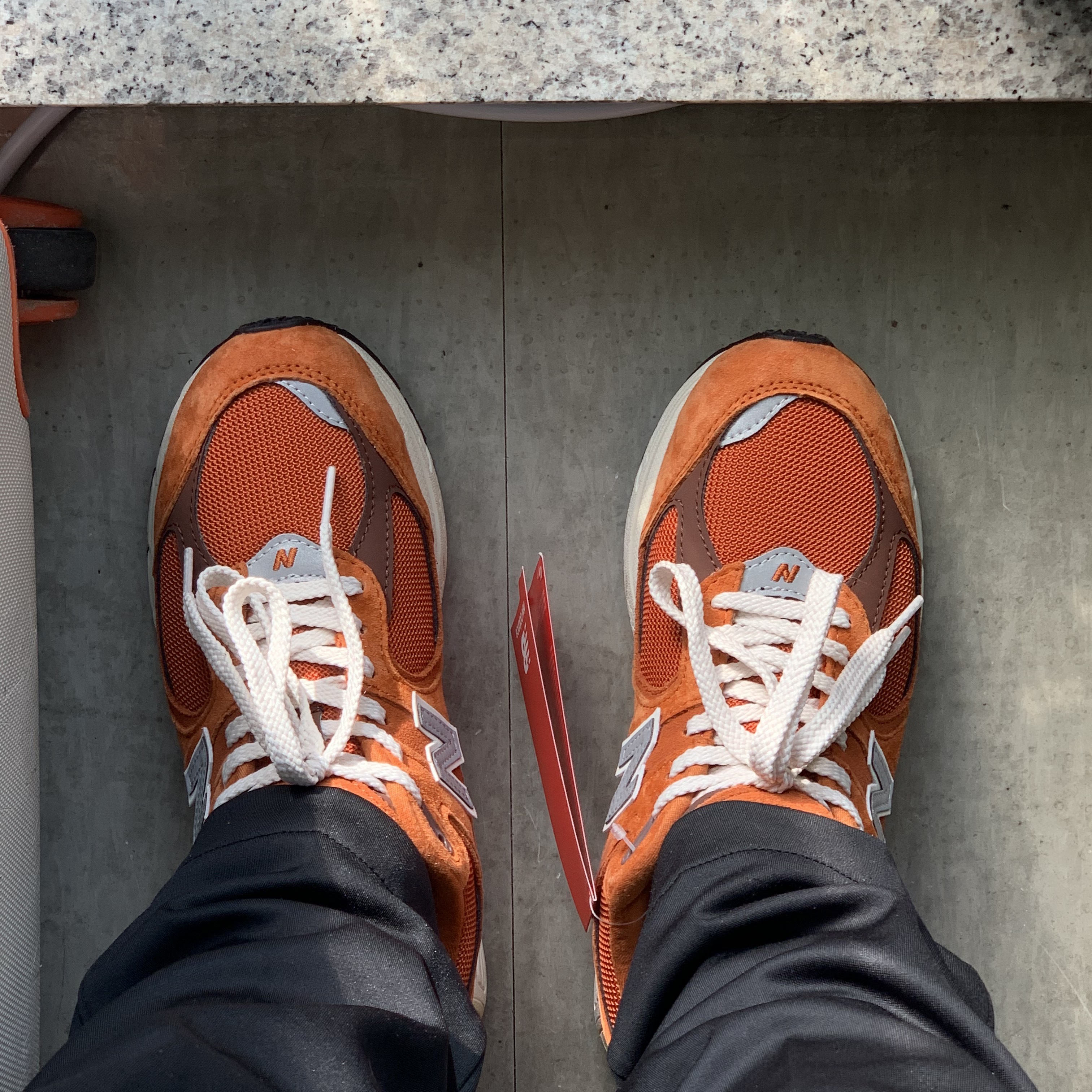 New Balance 2002R Rust Oxide 착용 스타일 - 1