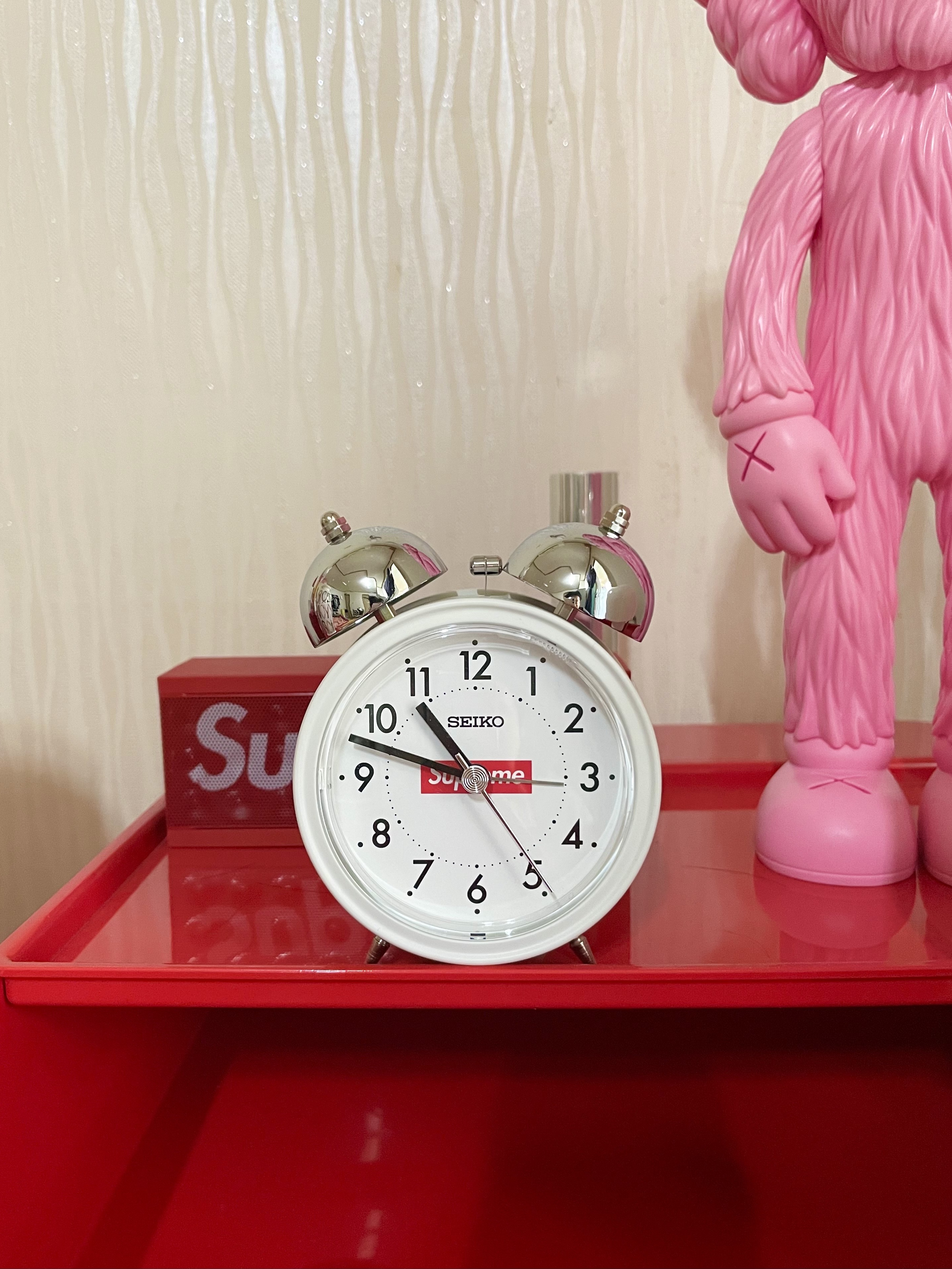Supreme x Seiko Alarm Clock White - 22FW, Kaws BFF Open Edition Vinyl Figure Pink 착용 스타일 - 1