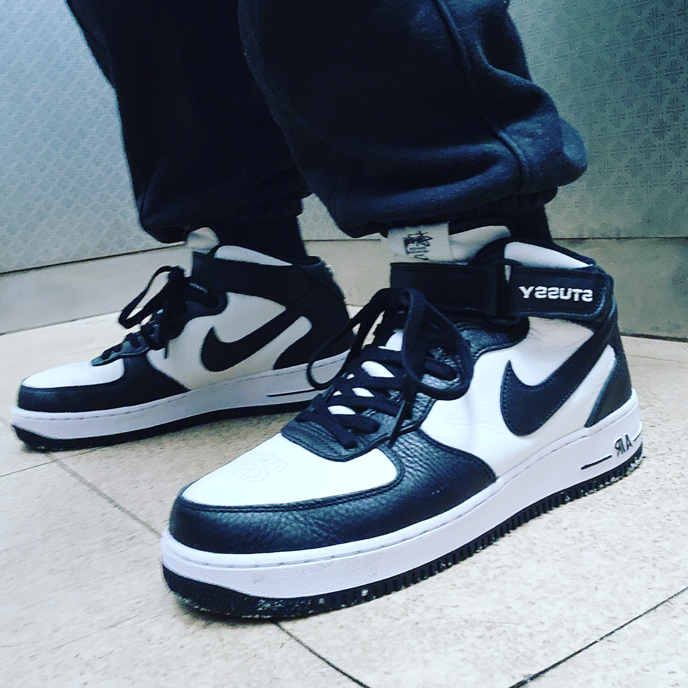 Nike x Stussy Air Force 1 '07 Mid SP Black and Light Bone 착용 스타일 - 1