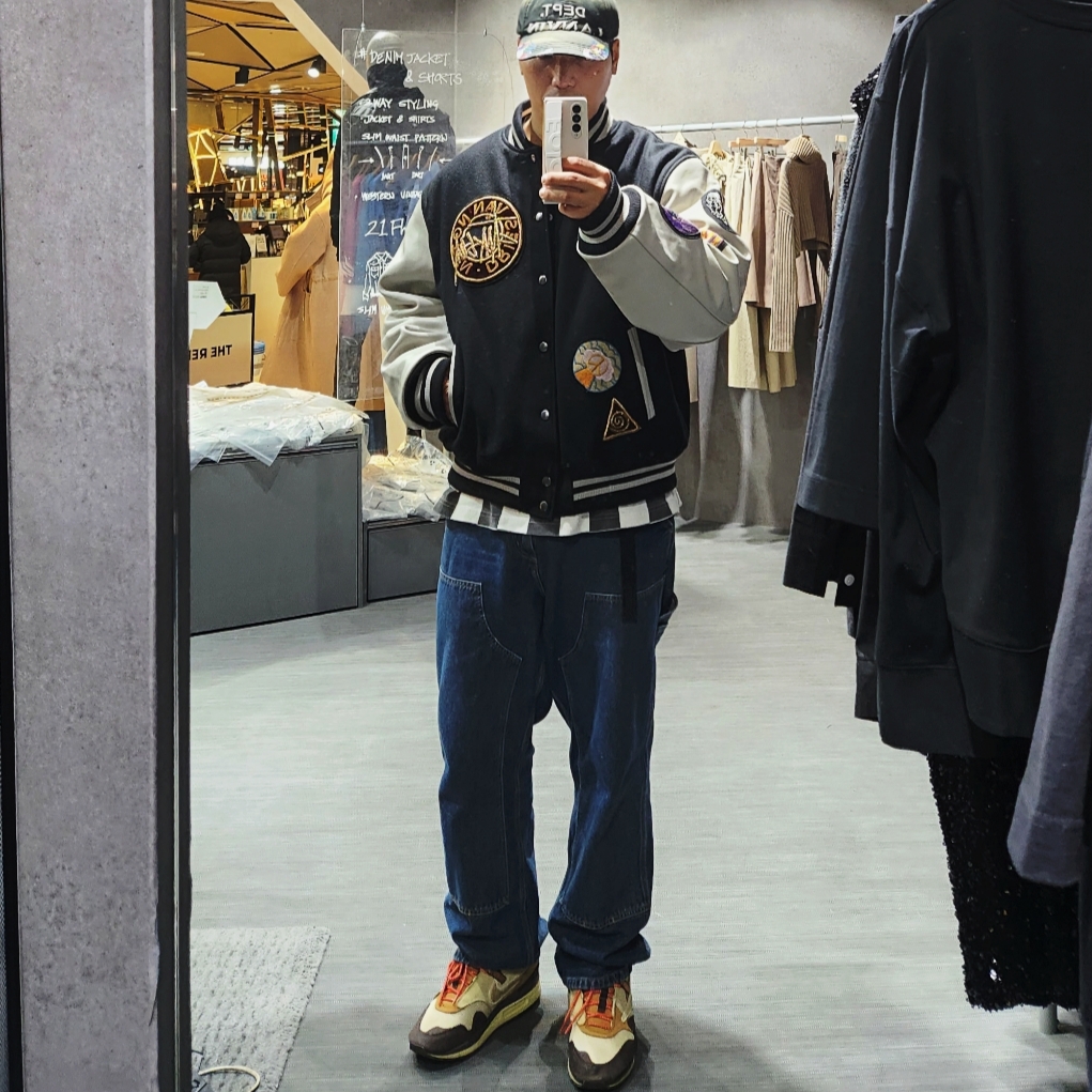 Stussy x Dries Van Noten Varsity Jacket Black, Nike x Travis Scott Air Max 1 Cact.us Brown 착용 스타일