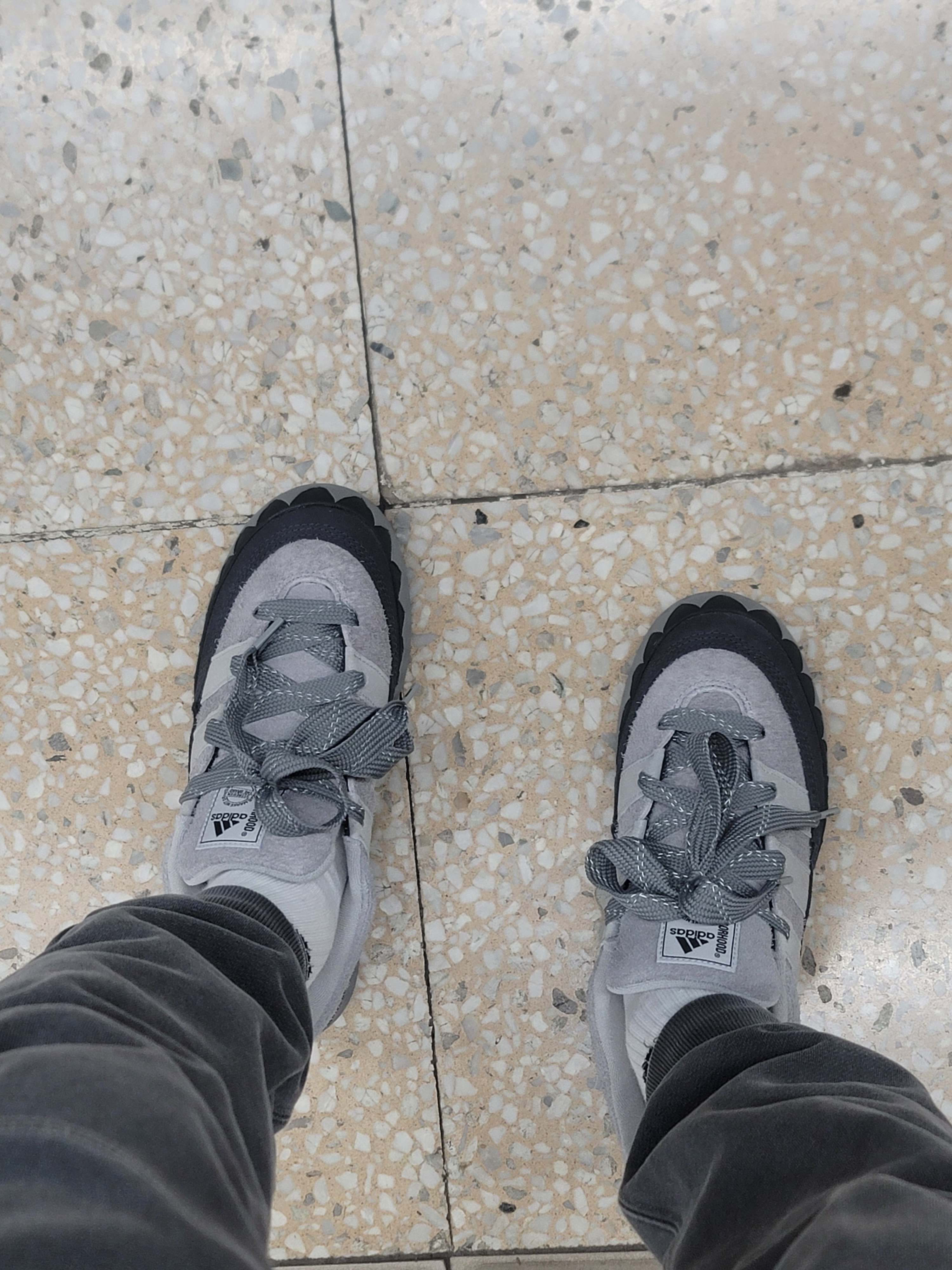 Adidas x Neighborhood Adimatic Charcoal Solid Grey, IAB Studio Blocked Pigment Sweatpants Black 착용 스타일 - 2
