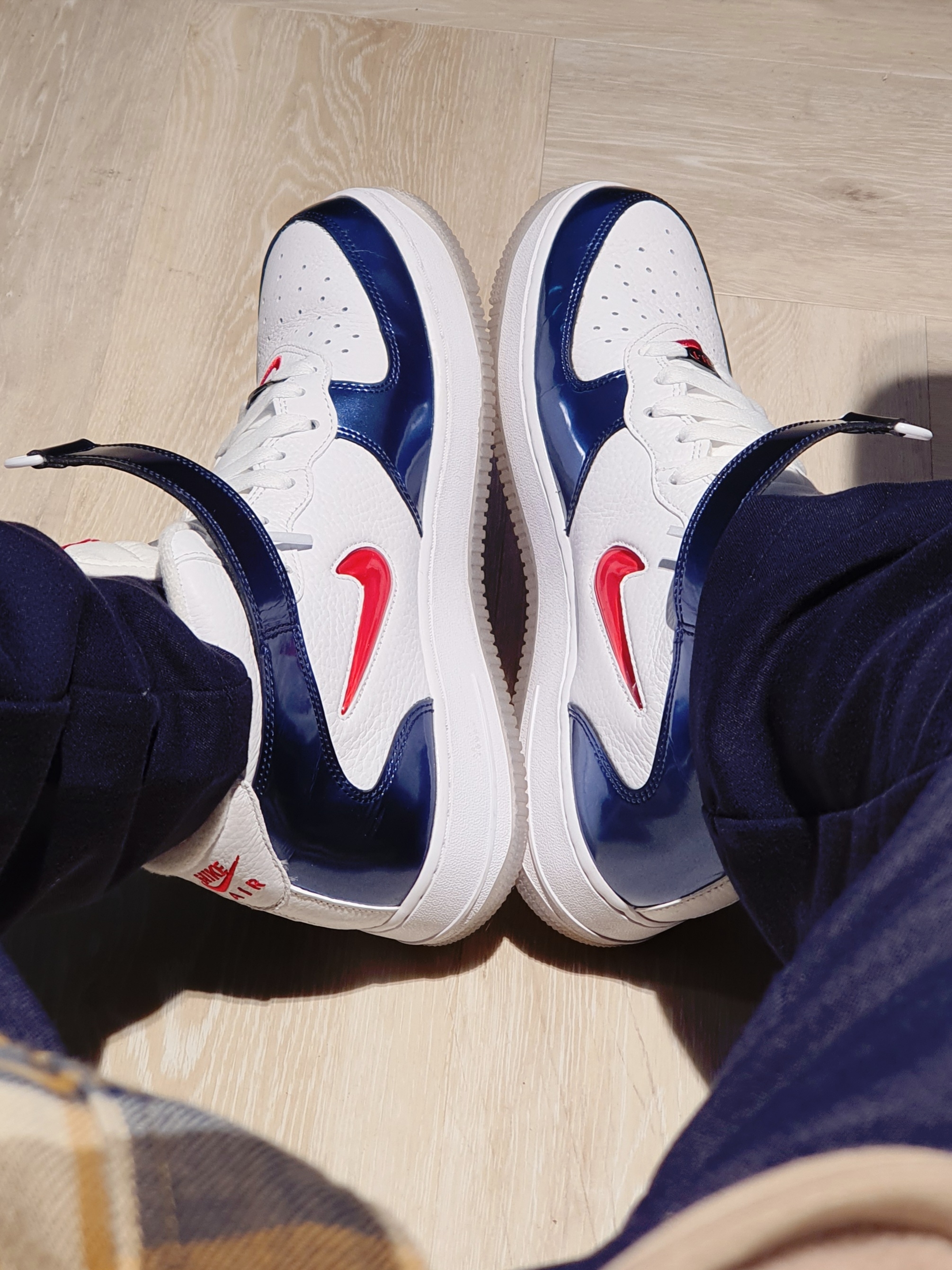 Nike Air Force 1 Mid QS University Red and Midnight Navy 착용 스타일