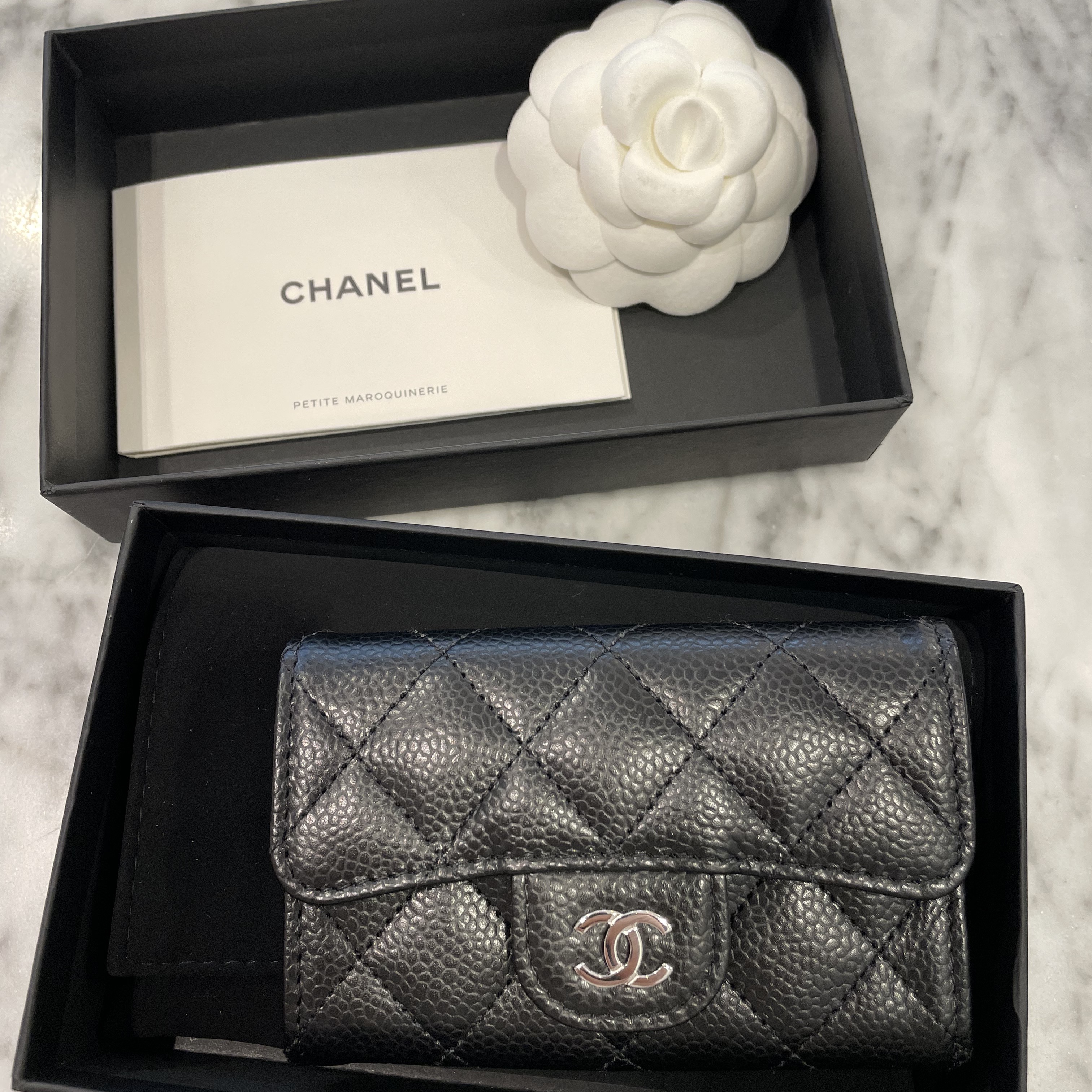Chanel Classic Card Holder Grained Calfskin & Silver Black 착용 스타일 - 1