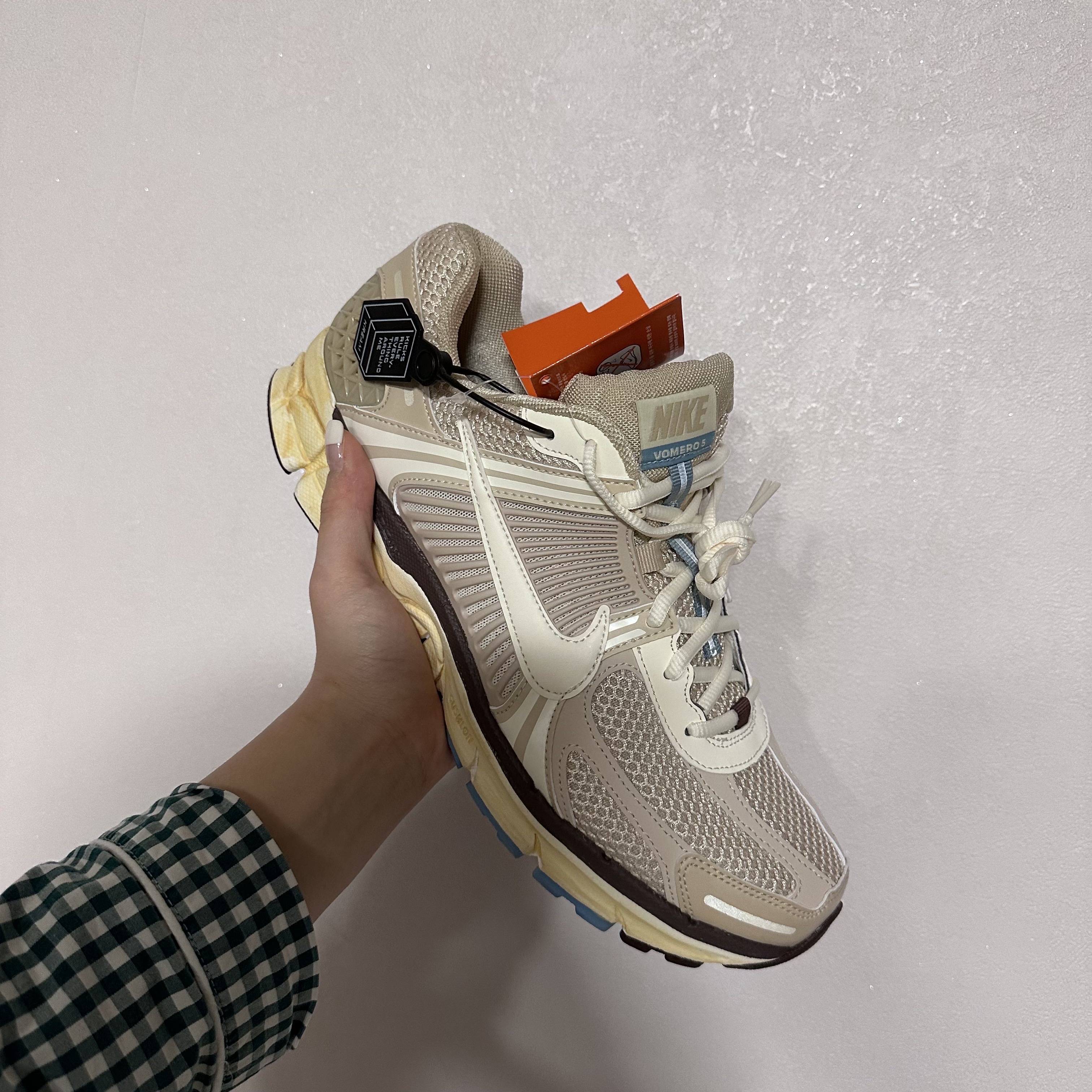 (W) Nike Zoom Vomero 5 Oatmeal 착용 스타일