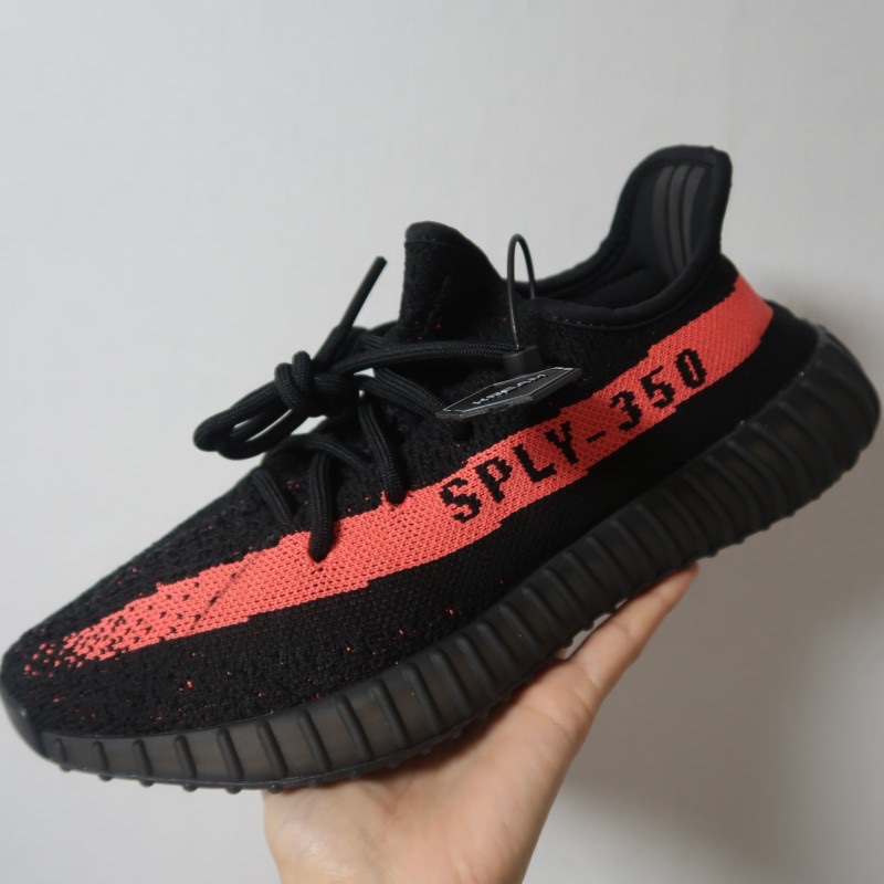 Adidas Yeezy Boost 350 V2 Core Black Red 2022/2023 착용 스타일 - 1