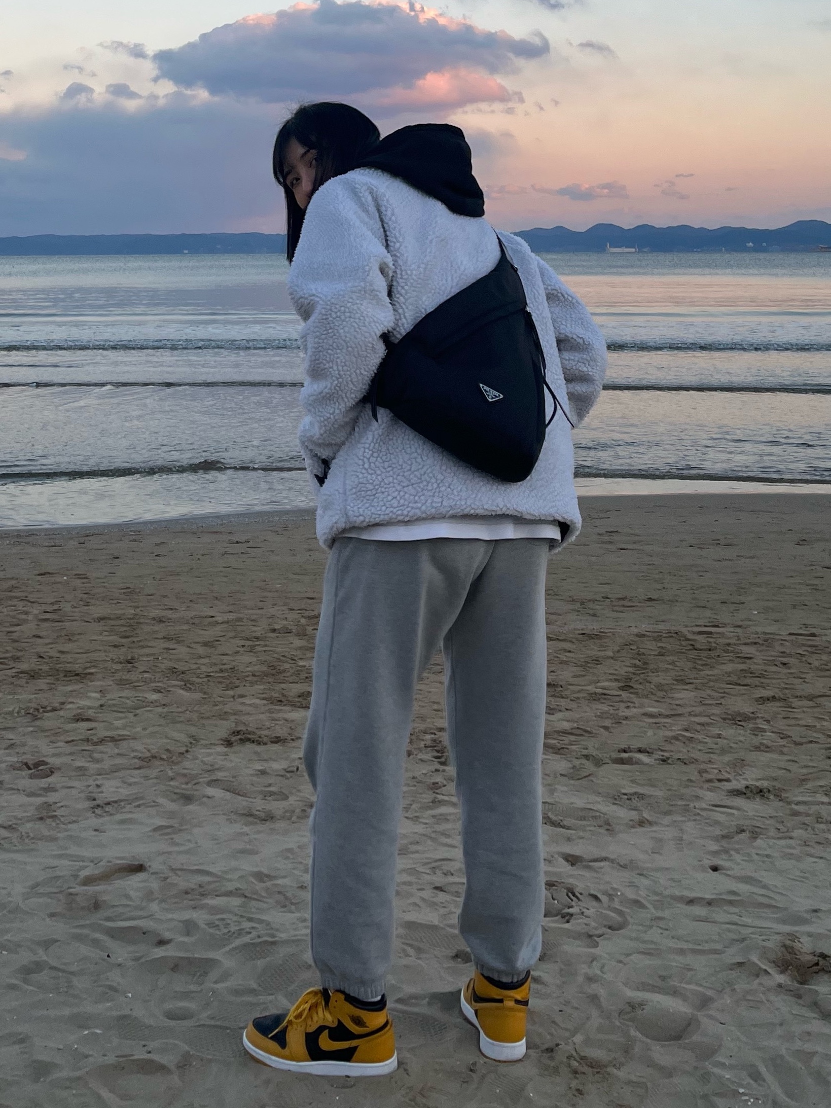 Prada Re-Nylon and Leather Shoulder Strap Backpack Black, (GS) Jordan 1 Retro High OG Pollen 착용 스타일 - 1
