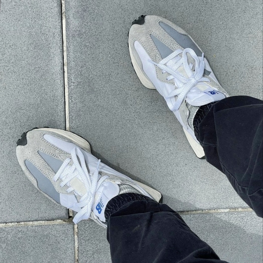 New Balance 327 Grey 착용 스타일