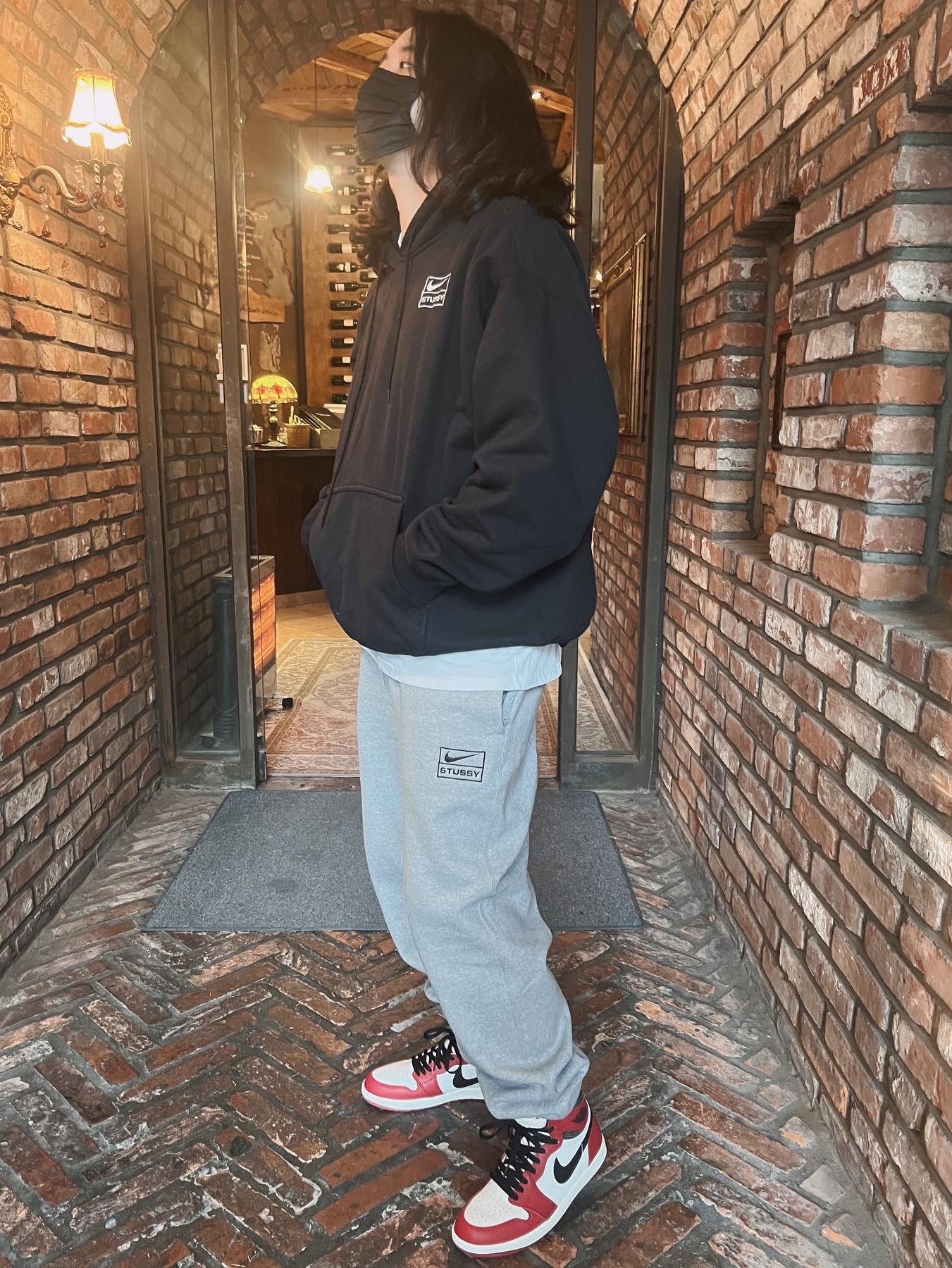Nike x Stussy NRG RA Washed Pullover Hoodie Black (DN4028-010), Nike x Stussy NRG RA Fleece Pants Dark Grey Heather (DJ9490-063) 착용 스타일 - 2