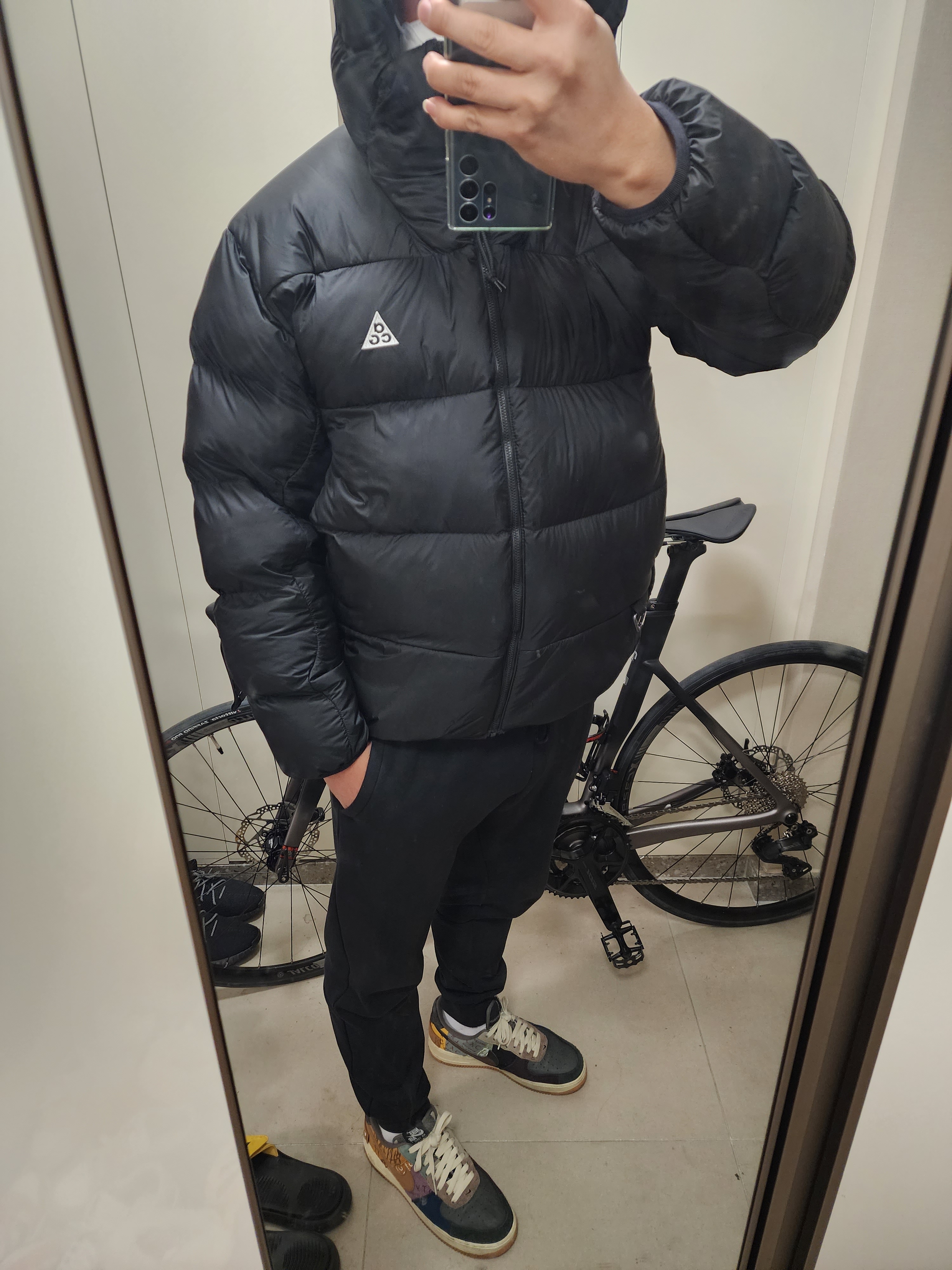Nike x Travis Scott Air Force 1 Low Cactus Jack, Nike ACG Therma-Fit ADV Lunar Lake Puffer Jacket Black - Asia 착용 스타일