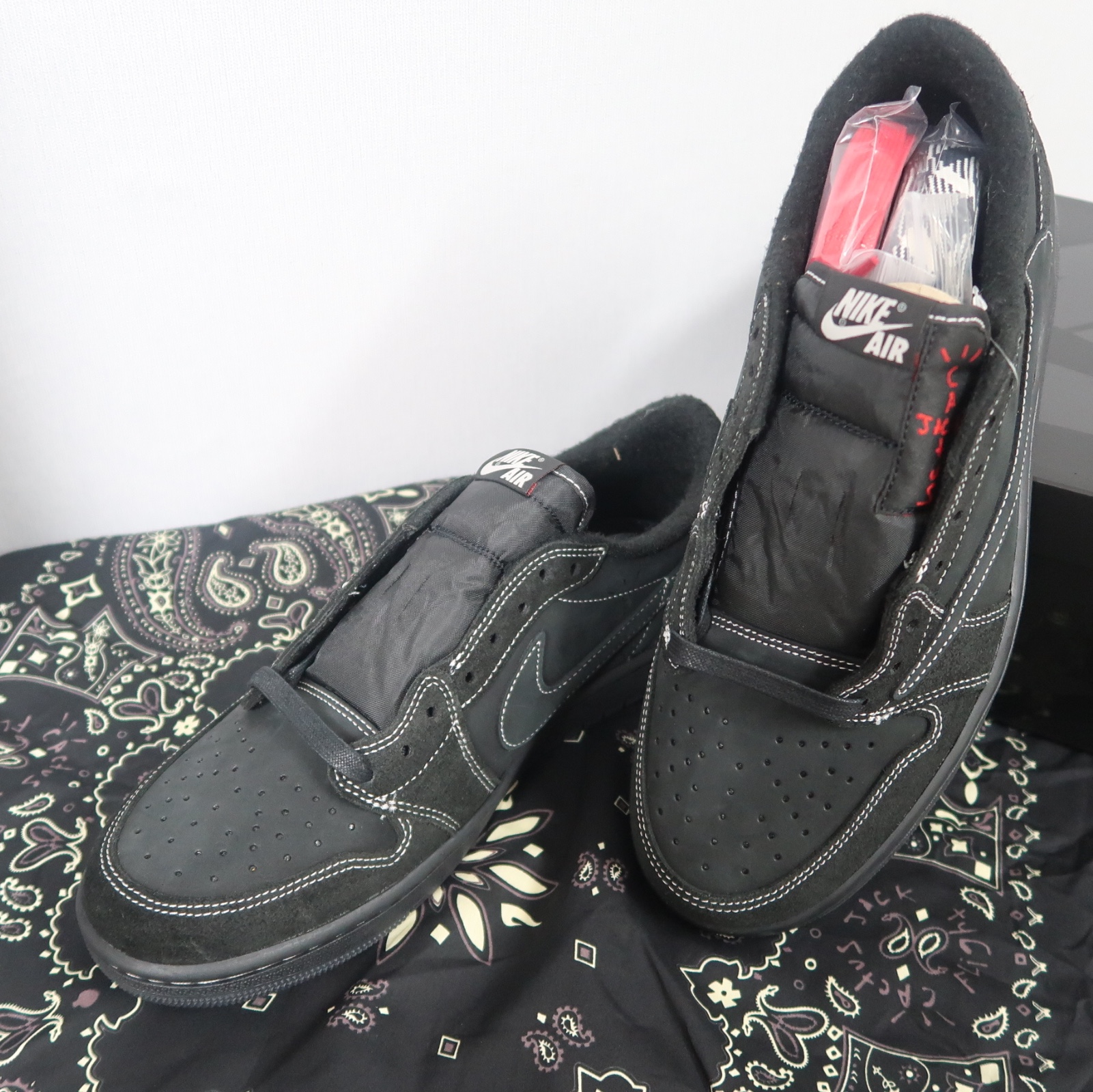 Jordan 1 x Travis Scott Retro Low OG SP Black Phantom 착용 스타일 - 4