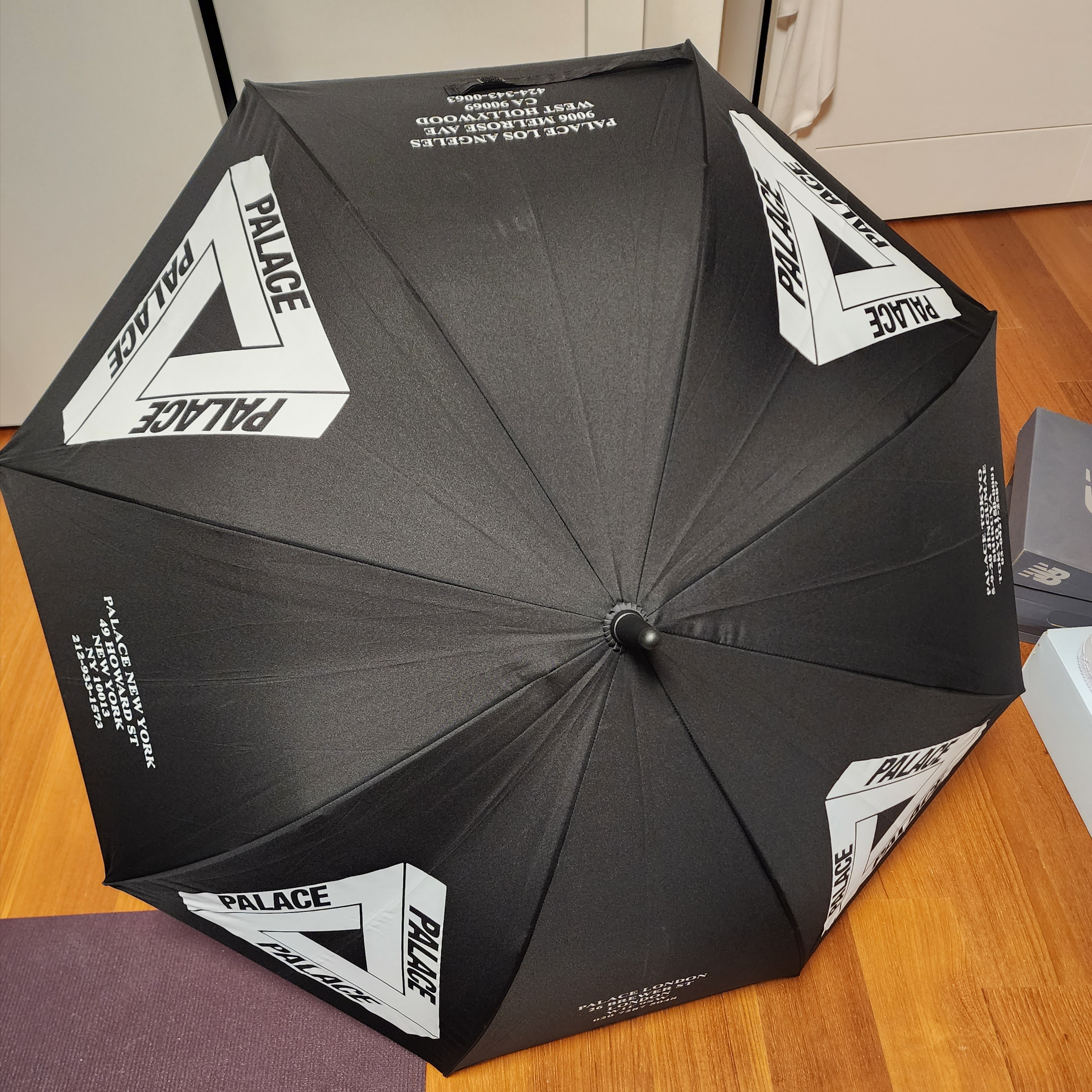 Palace Shop Umbrella Black - 22FW 착용 스타일 - 3