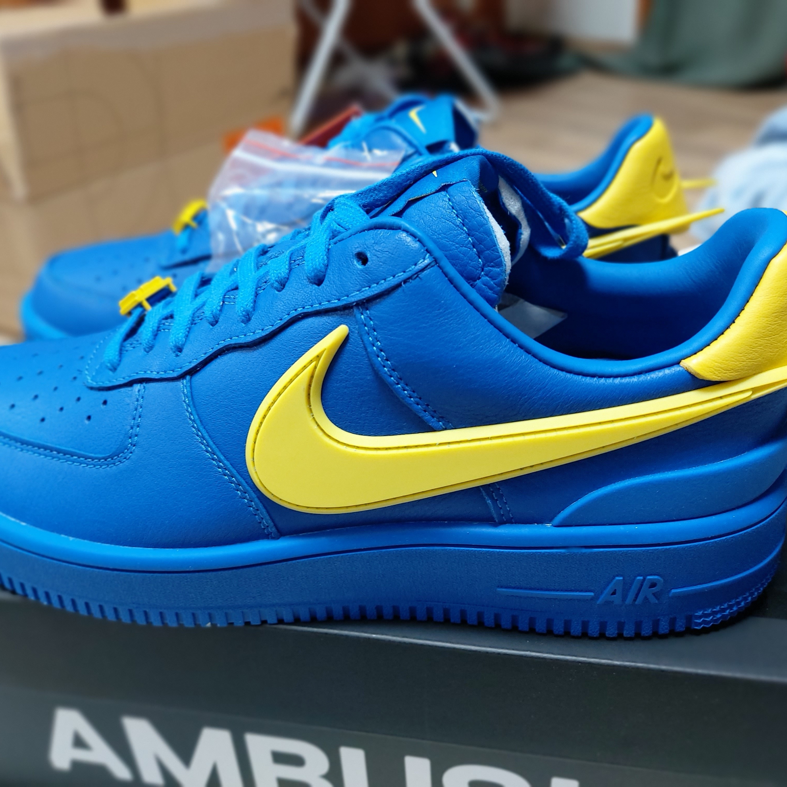 Nike x Ambush Air Force 1 Low SP Game Royal and Vivid Sulfur 착용 스타일 - 2