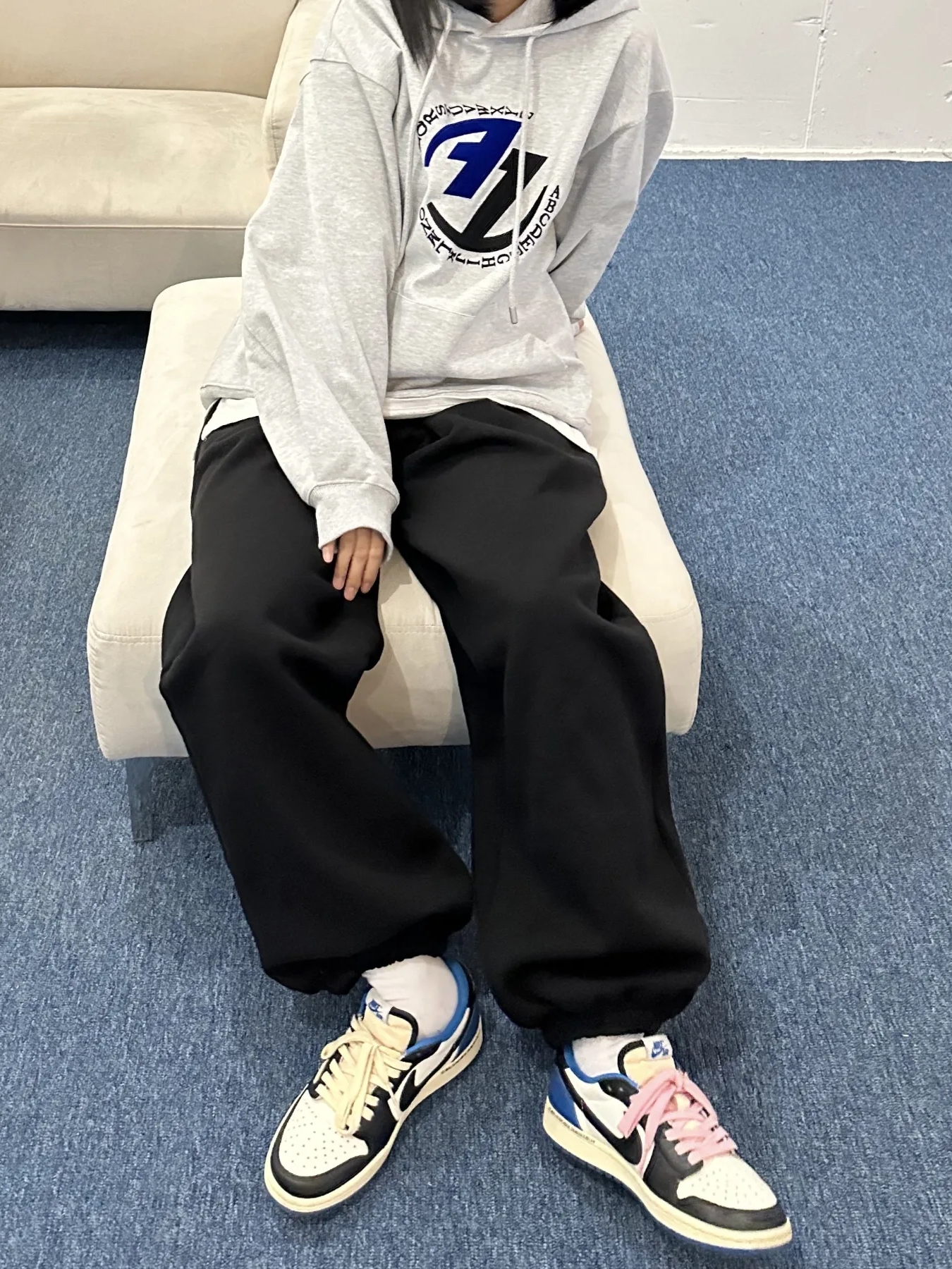 Zara x Ader Error Embroidery Hooded Sweatshirt Grey, Jordan 1 x Travis Scott x Fragment Retro Low OG SP Military Blue 착용 스타일 - 4