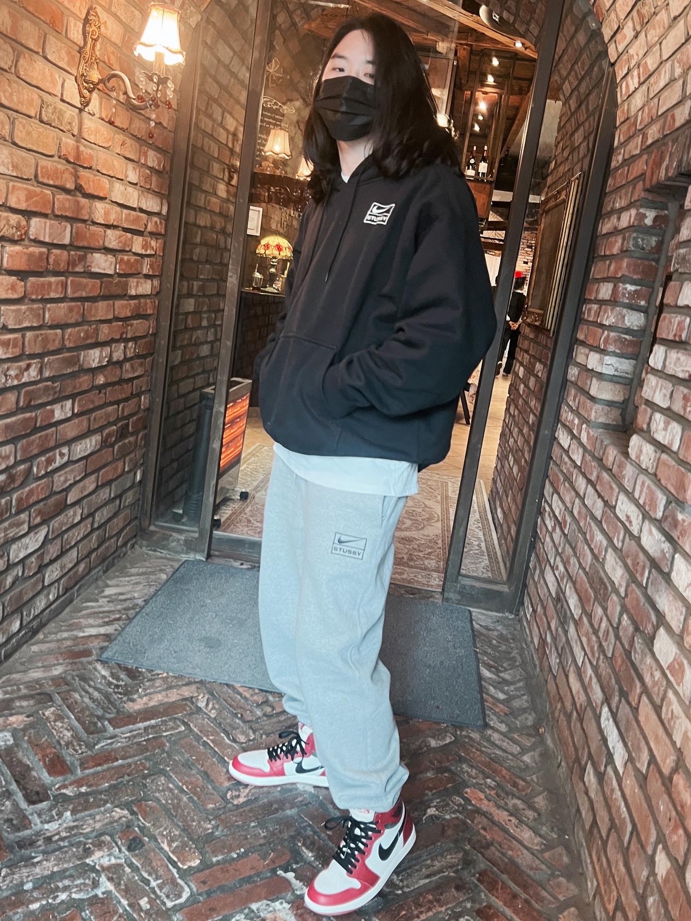 Nike x Stussy NRG RA Washed Pullover Hoodie Black (DN4028-010), Nike x Stussy NRG RA Fleece Pants Dark Grey Heather (DJ9490-063) 착용 스타일 - 1