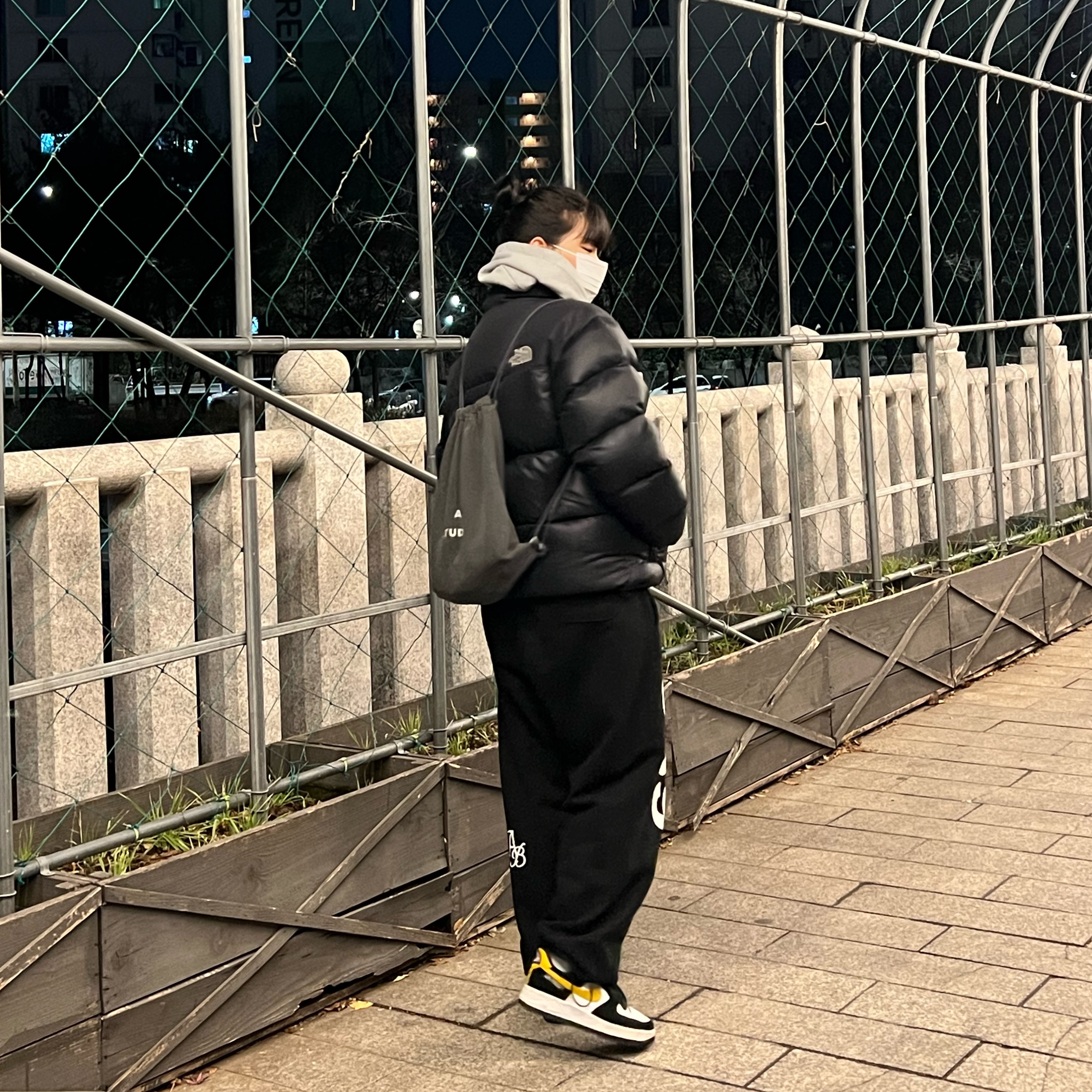 IAB Studio Pigment Hoodie & Sack Black, Nike Air Force 1 '07 LV8 Athletic Club Black Dark Sulfur 착용 스타일