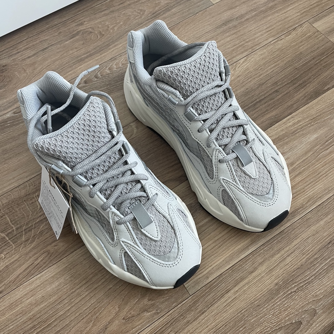 Adidas Yeezy Boost 700 V2 Static 2022 착용 스타일