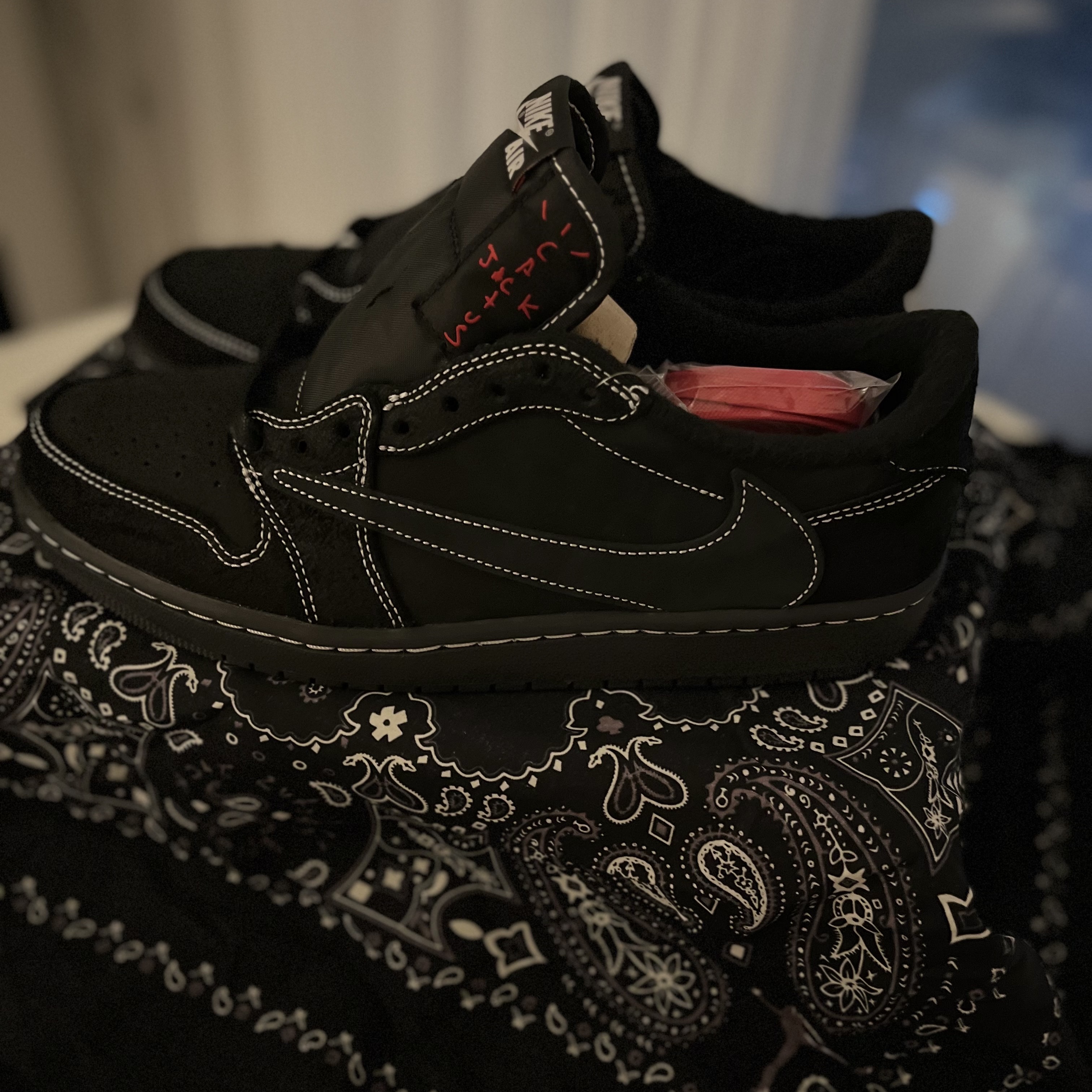 Jordan 1 x Travis Scott Retro Low OG SP Black Phantom 착용 스타일 - 1