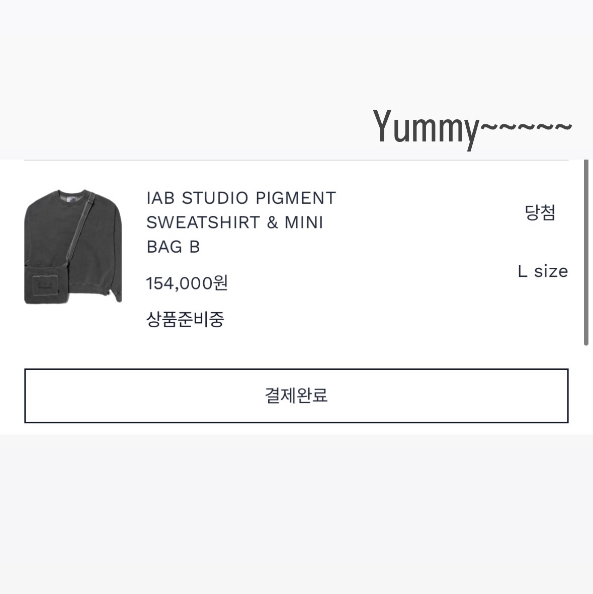 IAB Studio Pigment Sweatshirt & Mini Bag Black 착용 스타일