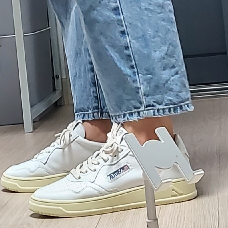(W) Autry Medalist Low Goatskin Sneakers White 착용 스타일
