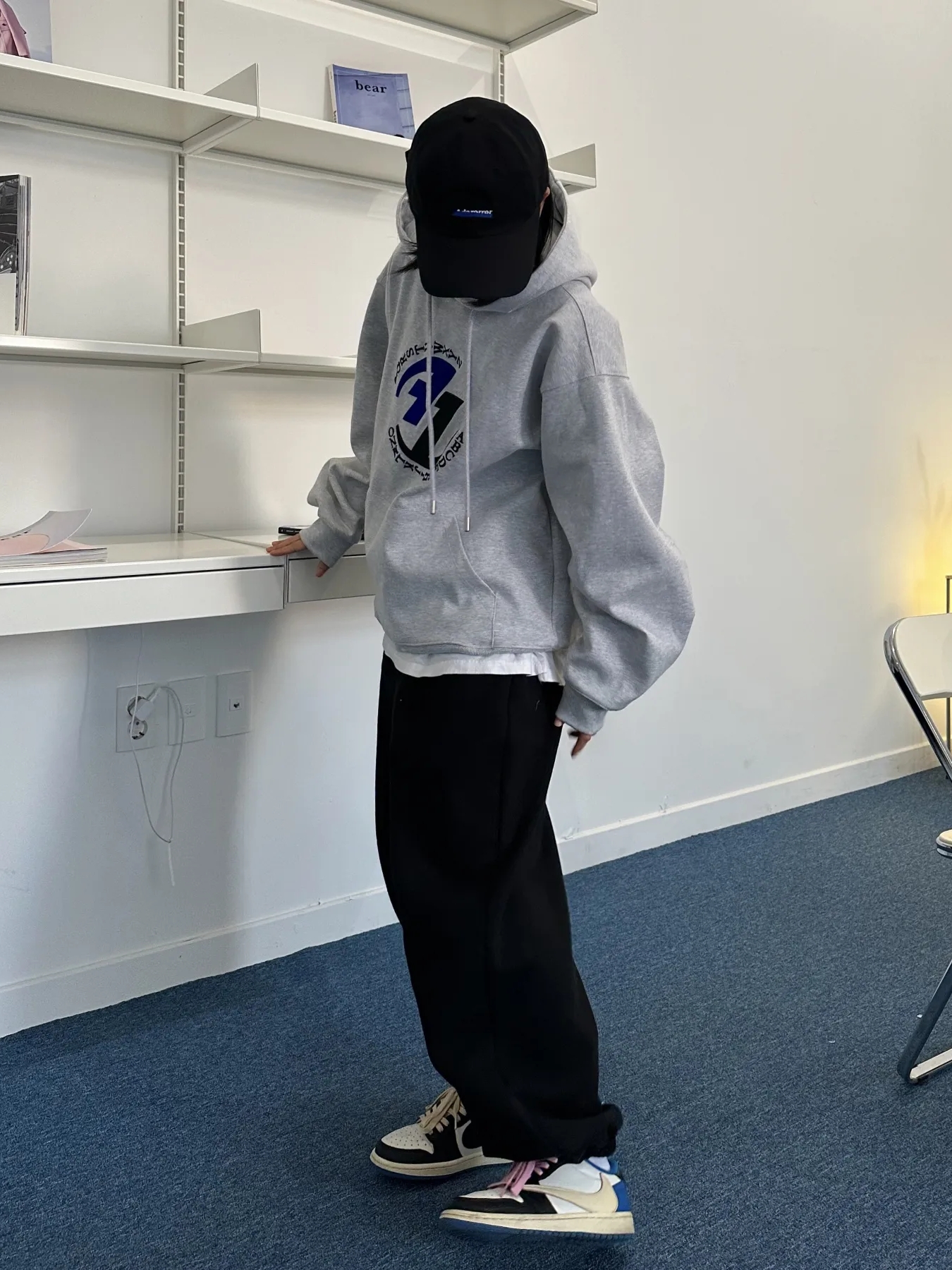 Zara x Ader Error Embroidery Hooded Sweatshirt Grey, Jordan 1 x Travis Scott x Fragment Retro Low OG SP Military Blue 착용 스타일 - 3