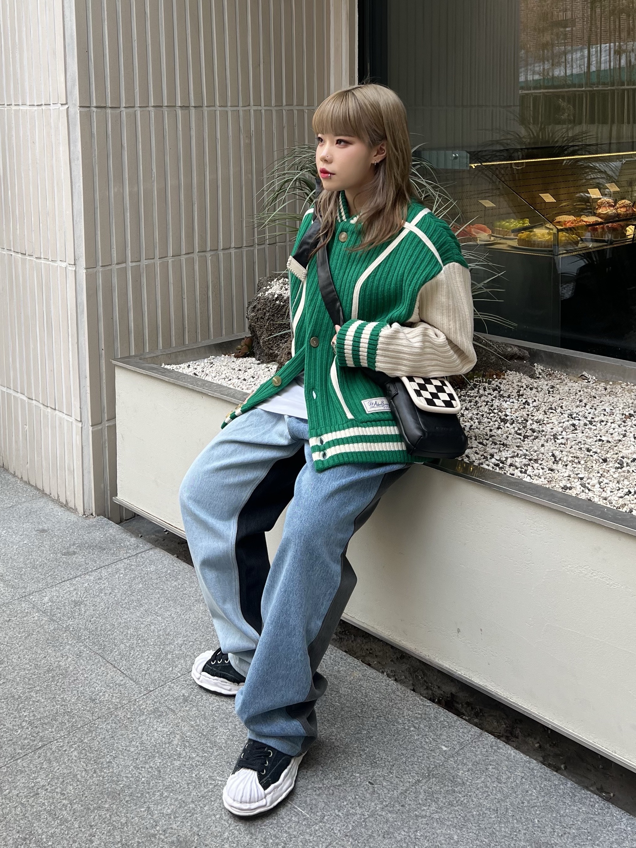 Ader Error Tomb Cardigan Green, Maison Mihara Yasuhiro Blakey OG Sole Broken Suede Low-top Sneakers Black 착용 스타일 - 1