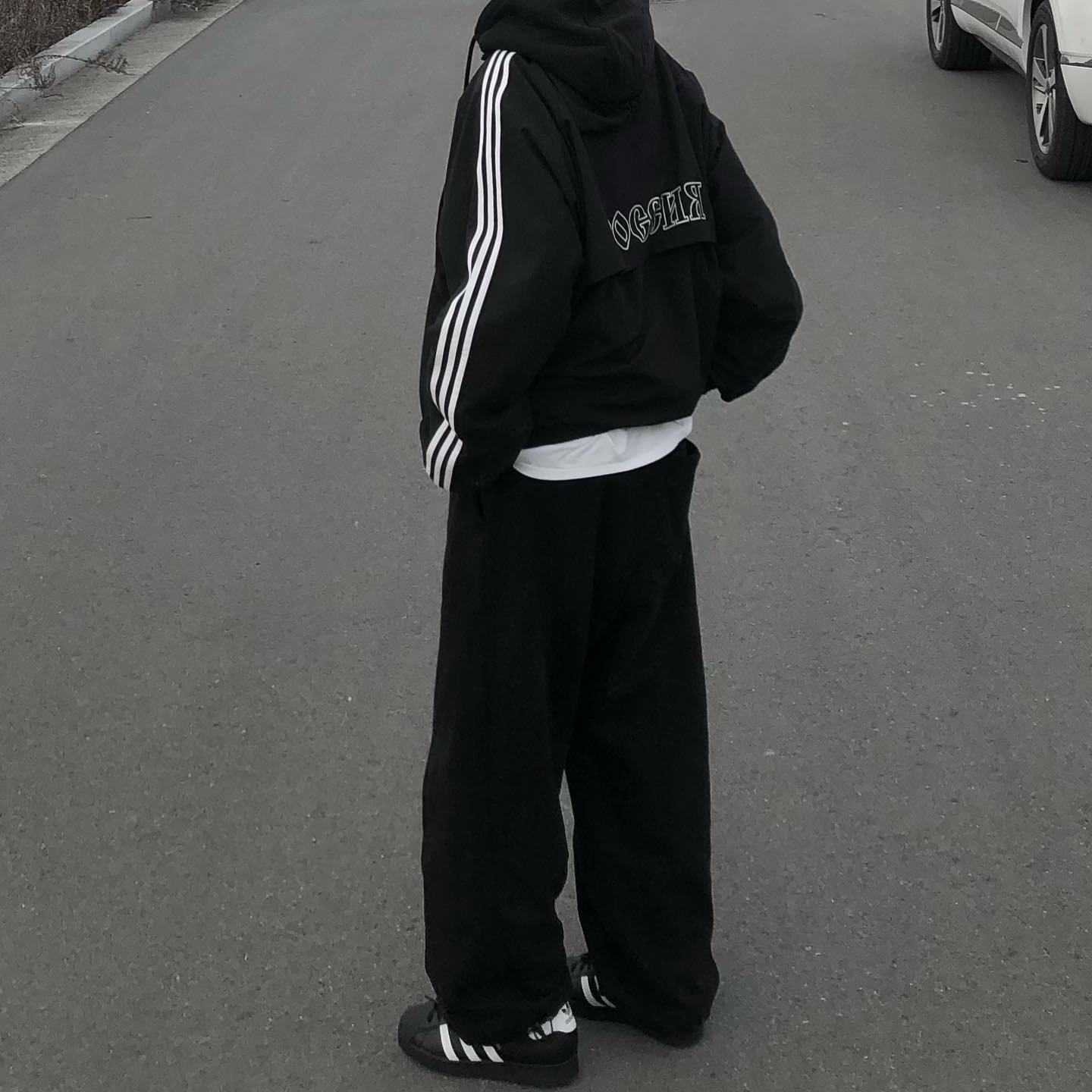 Adidas Superstar Core Black White 착용 스타일 - 1