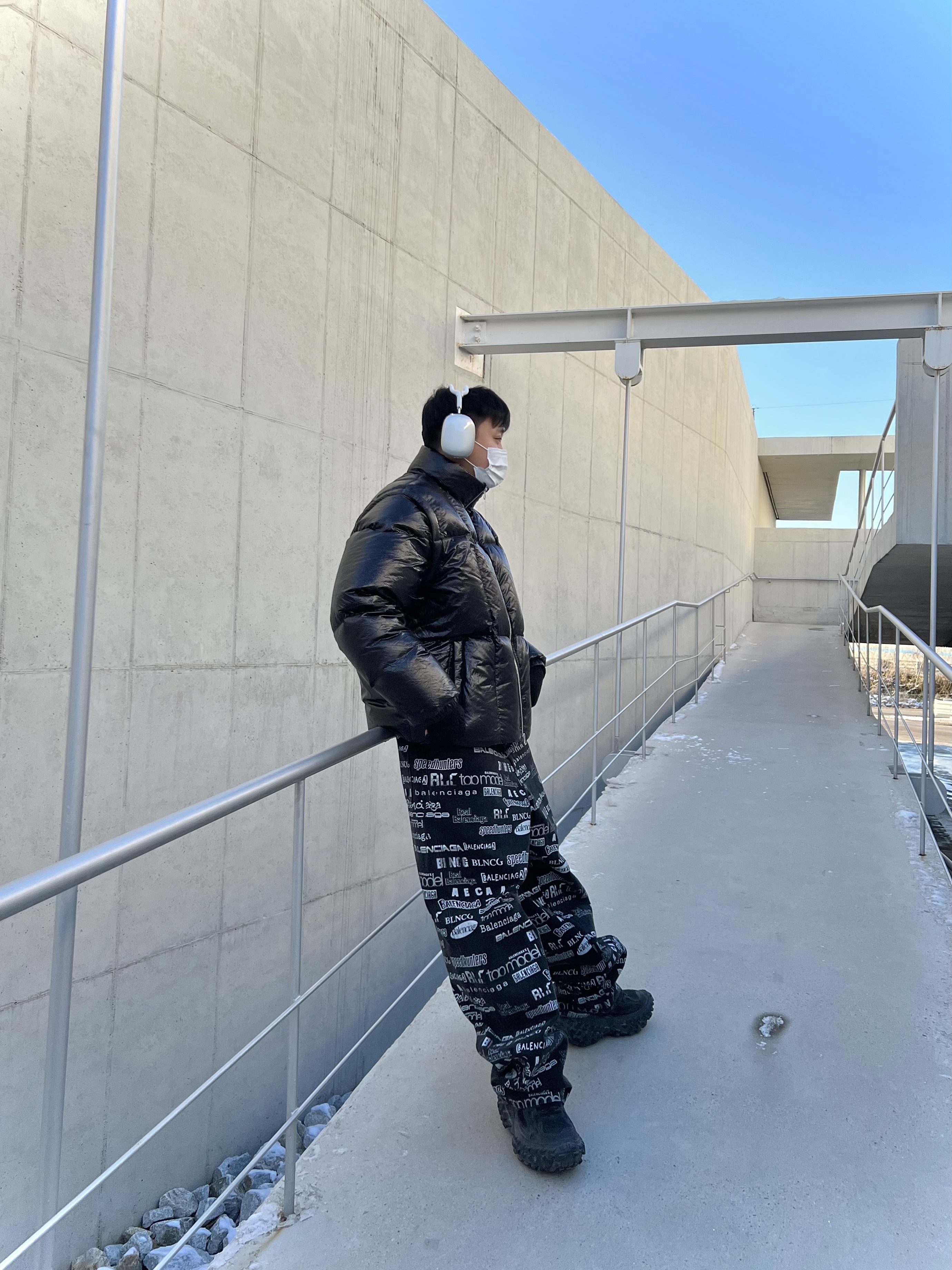 Apple AirPods Max Lightning Silver (Korean Ver.), Balenciaga Defender Sneakers Black 착용 스타일 - 2