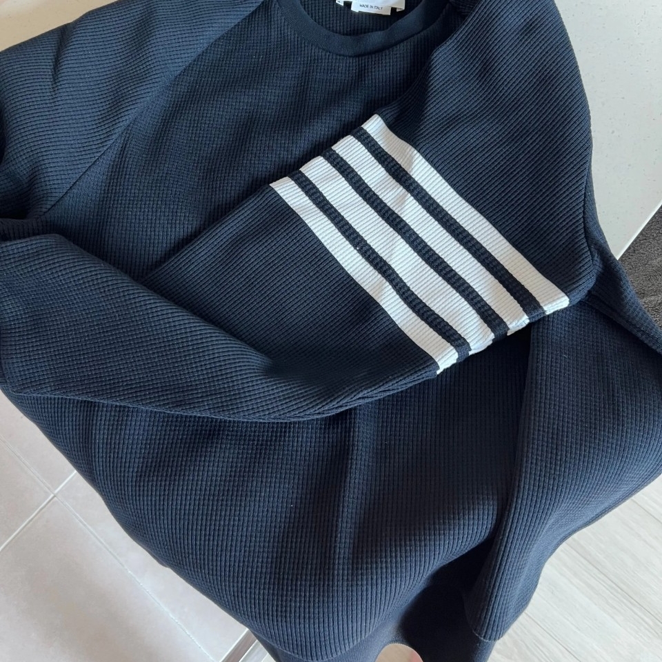 Thom Browne Raglan Sleeve Crewneck Sweatshirt Navy, Thom Browne Compact Waffle 4-Bar Crewneck Sweatshirt Medium Grey 착용 스타일