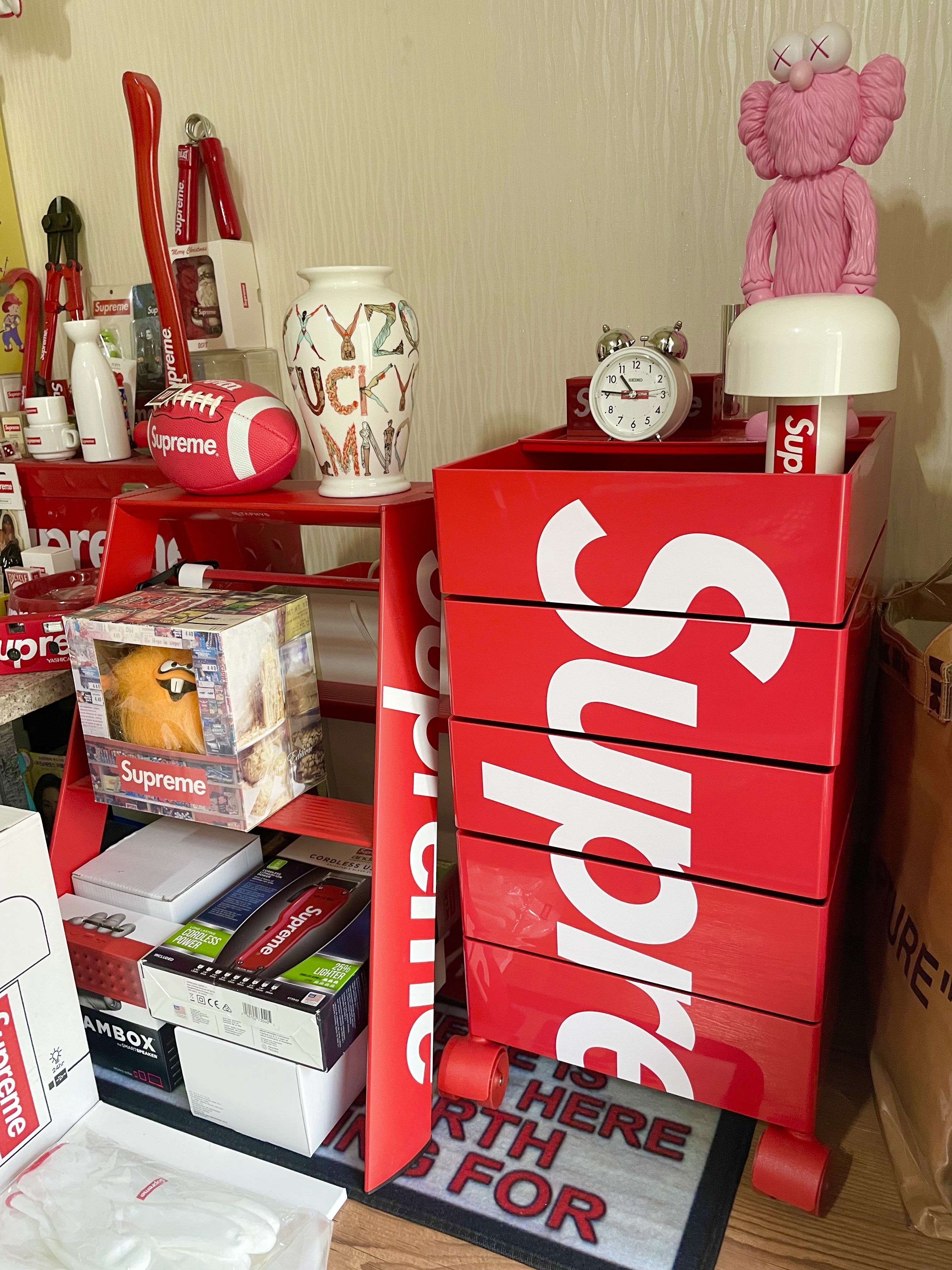 Supreme x Seiko Alarm Clock White - 22FW, Kaws BFF Open Edition Vinyl Figure Pink 착용 스타일 - 2