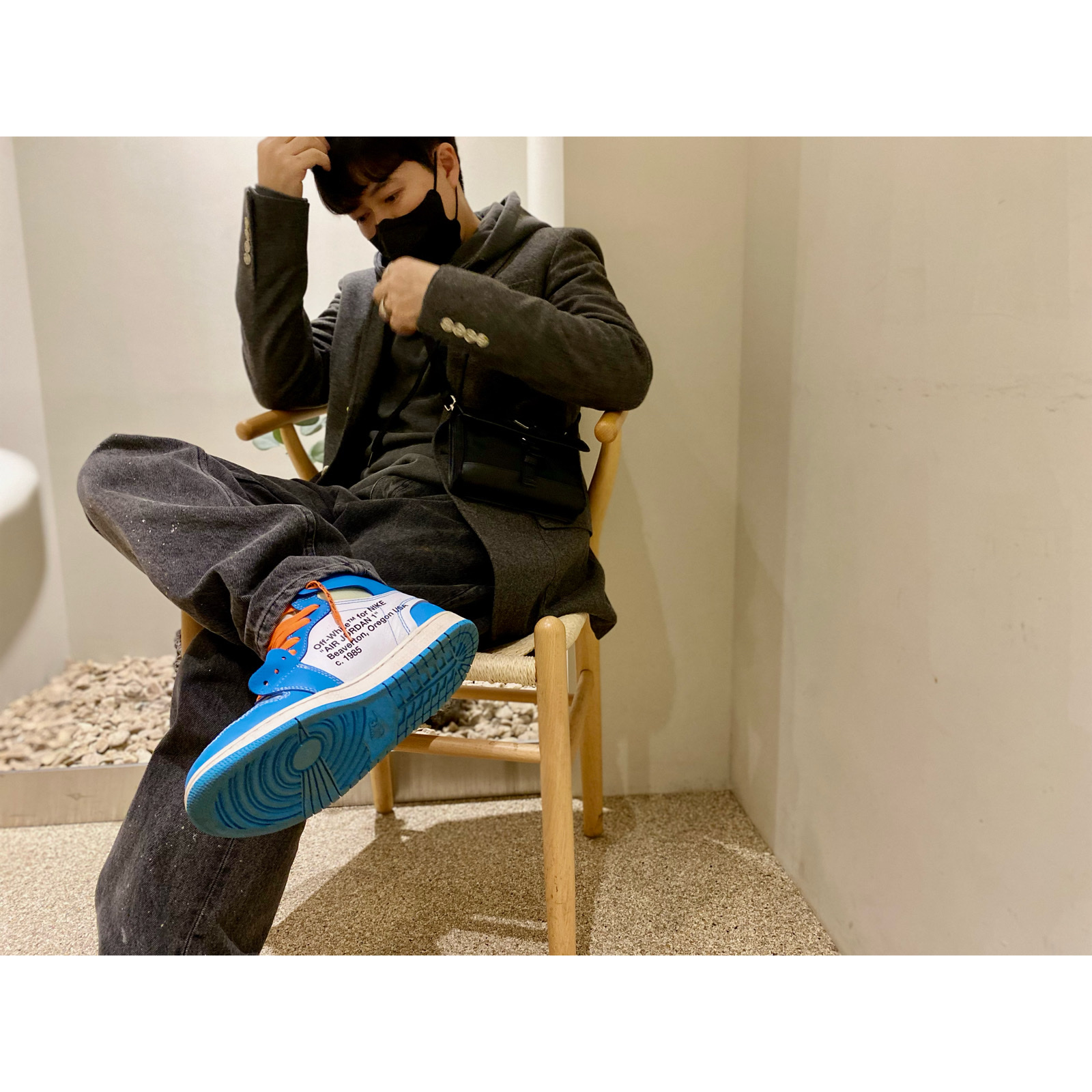 Jordan 1 x Off-White Retro High University Blue, Prada Re-Nylon and Saffiano Leather Smartphone Case Black 착용 스타일