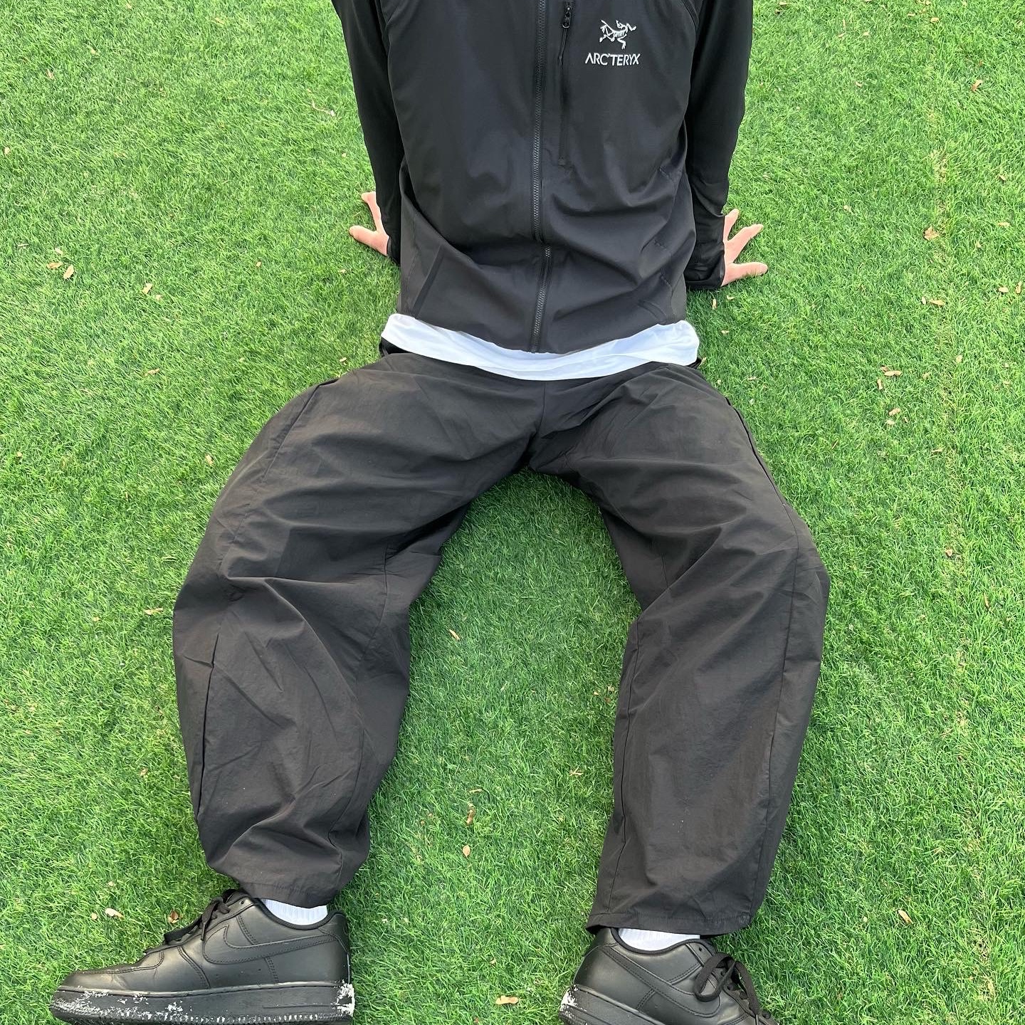 Nike Air Force 1 '07 Low Triple Black, Arc'teryx Squamish Hoody Black 착용 스타일