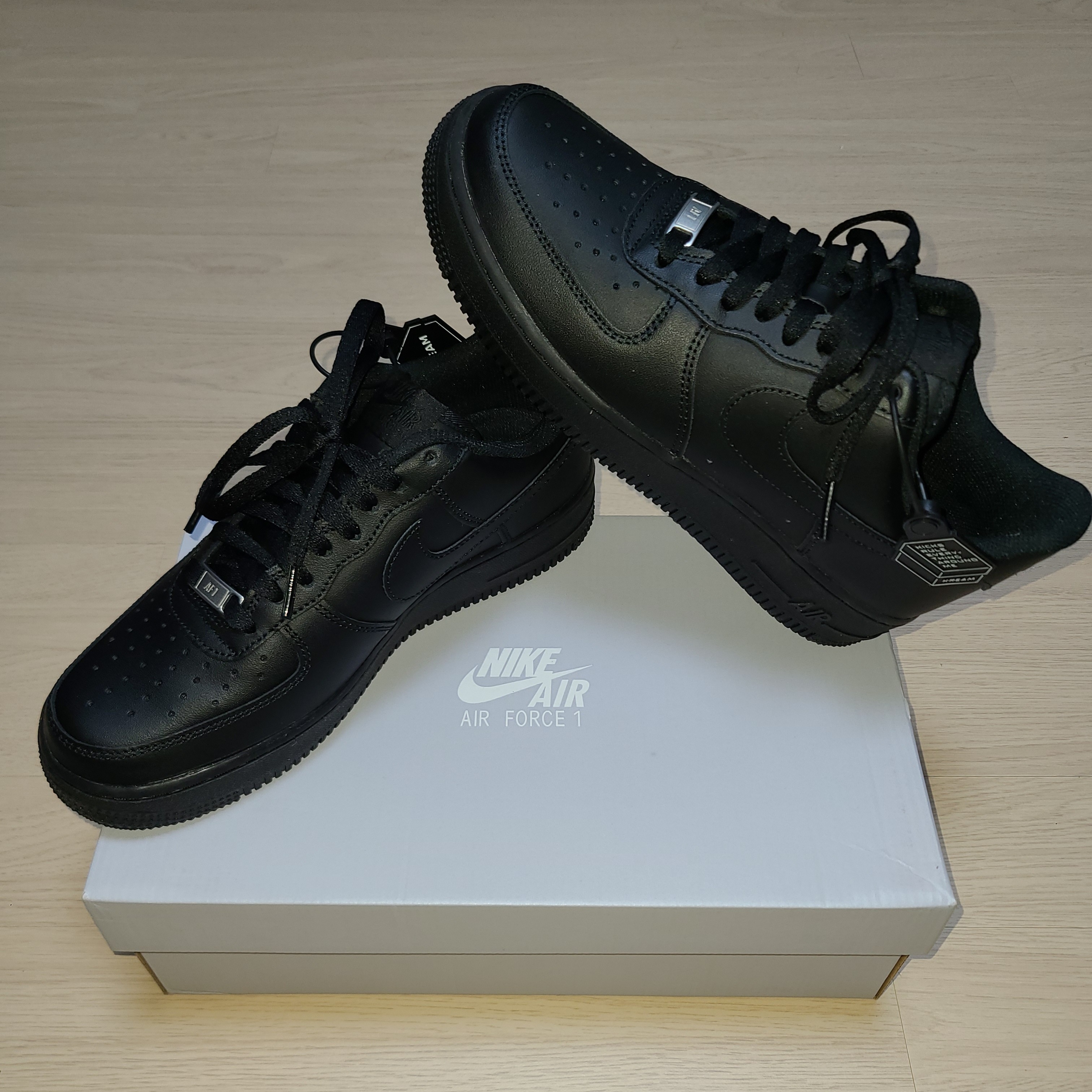 Nike Air Force 1 '07 Low Triple Black 착용 스타일