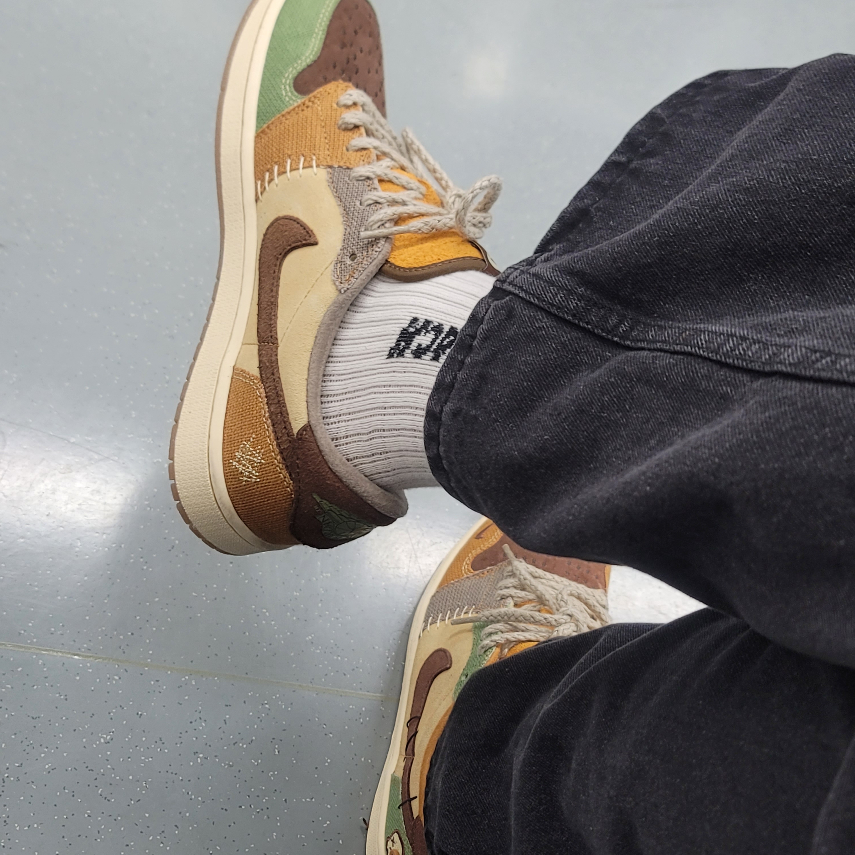 Jordan 1 x Zion Williamson Retro Low OG Flax and Oil Green 착용 스타일
