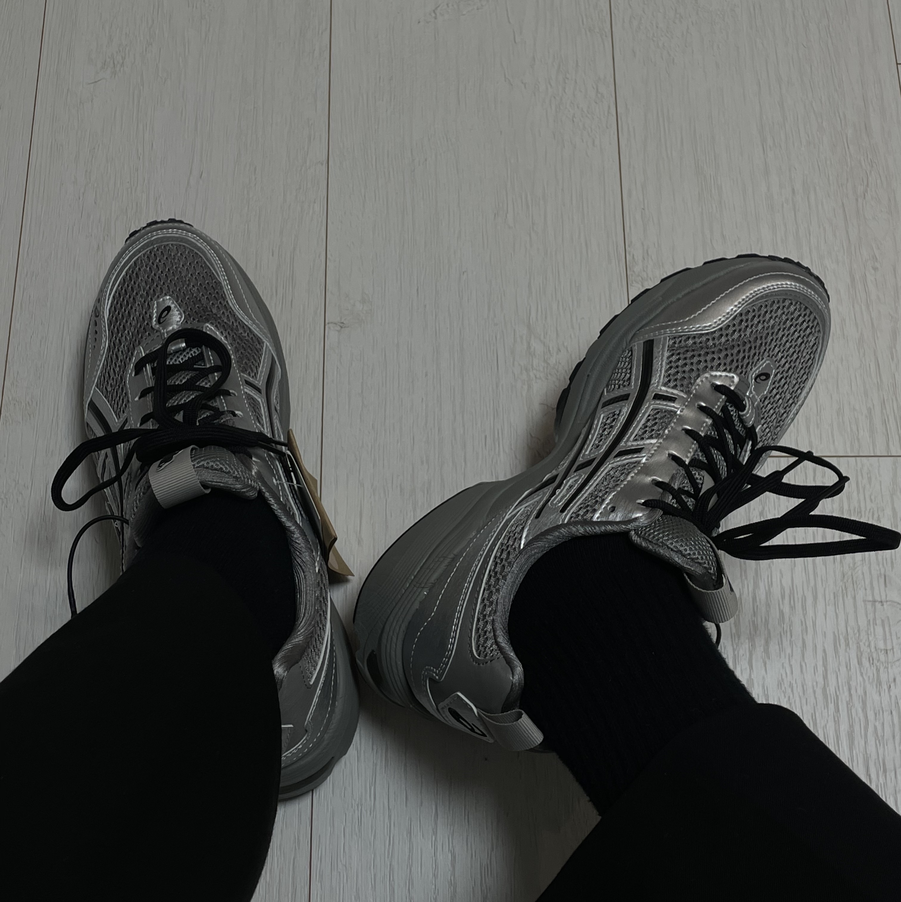 Asics x Freja Wewer Gel-1090 V2 Clay Grey Pure Silver 착용 스타일 - 2