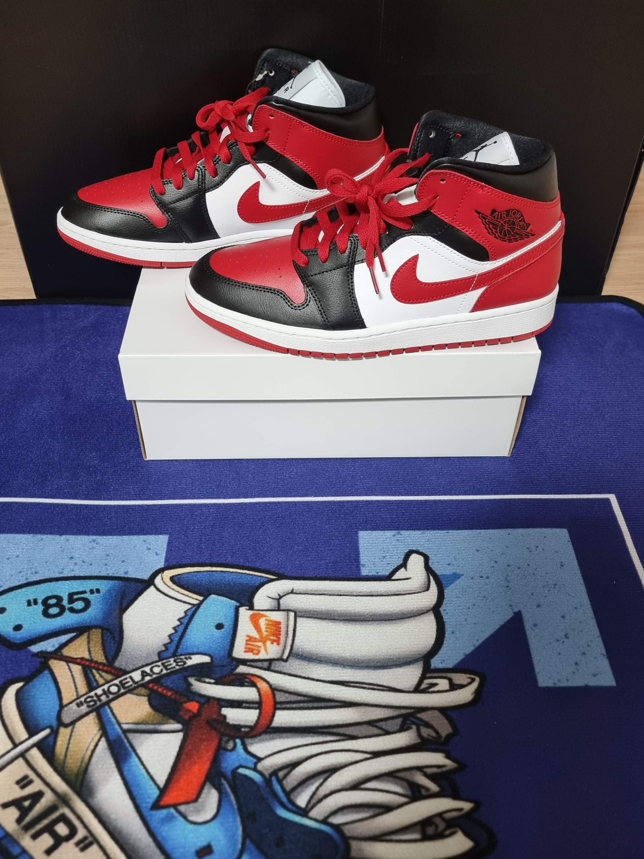 (W) Jordan 1 Mid Black and Gym Red 착용 스타일 - 2