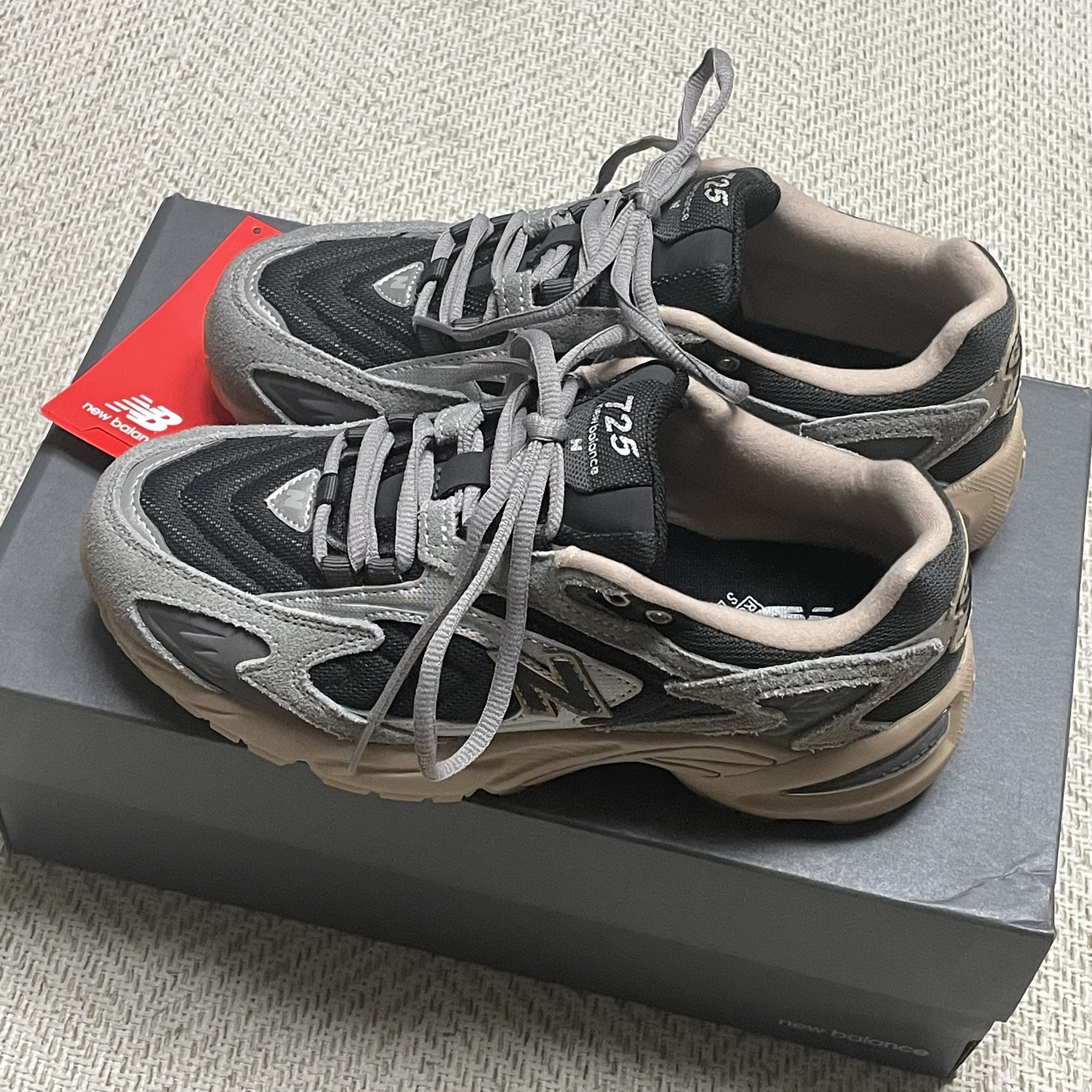 New Balance 725 Dark Grey Gum 착용 스타일