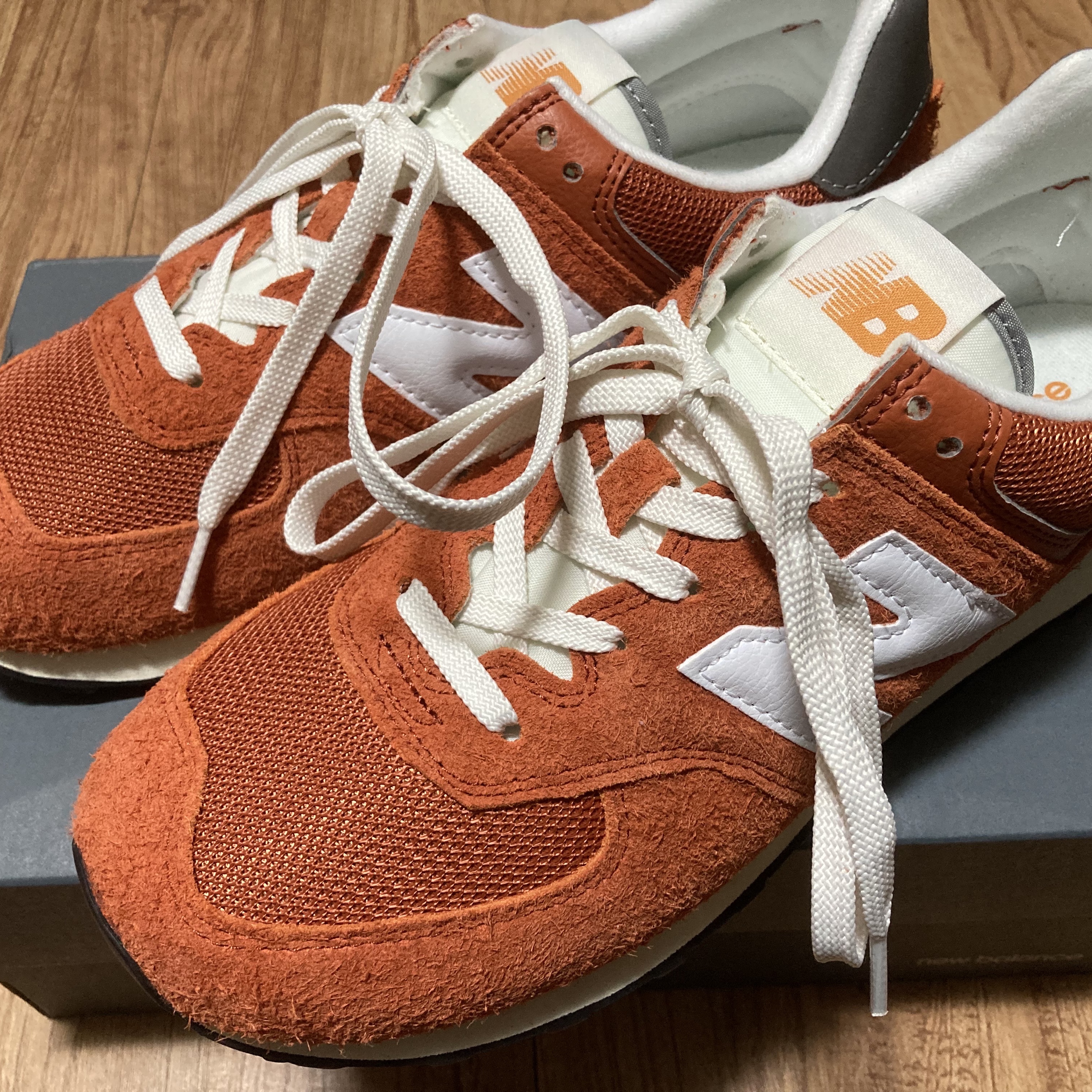 New Balance 574 Heritage Orange Burst White 착용 스타일