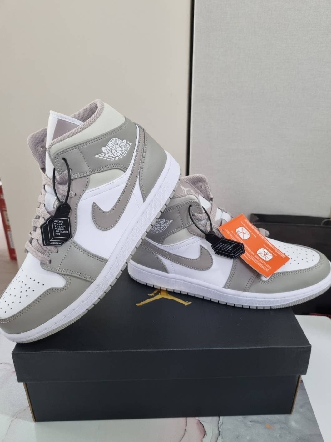 Jordan 1 Mid College Grey 착용 스타일