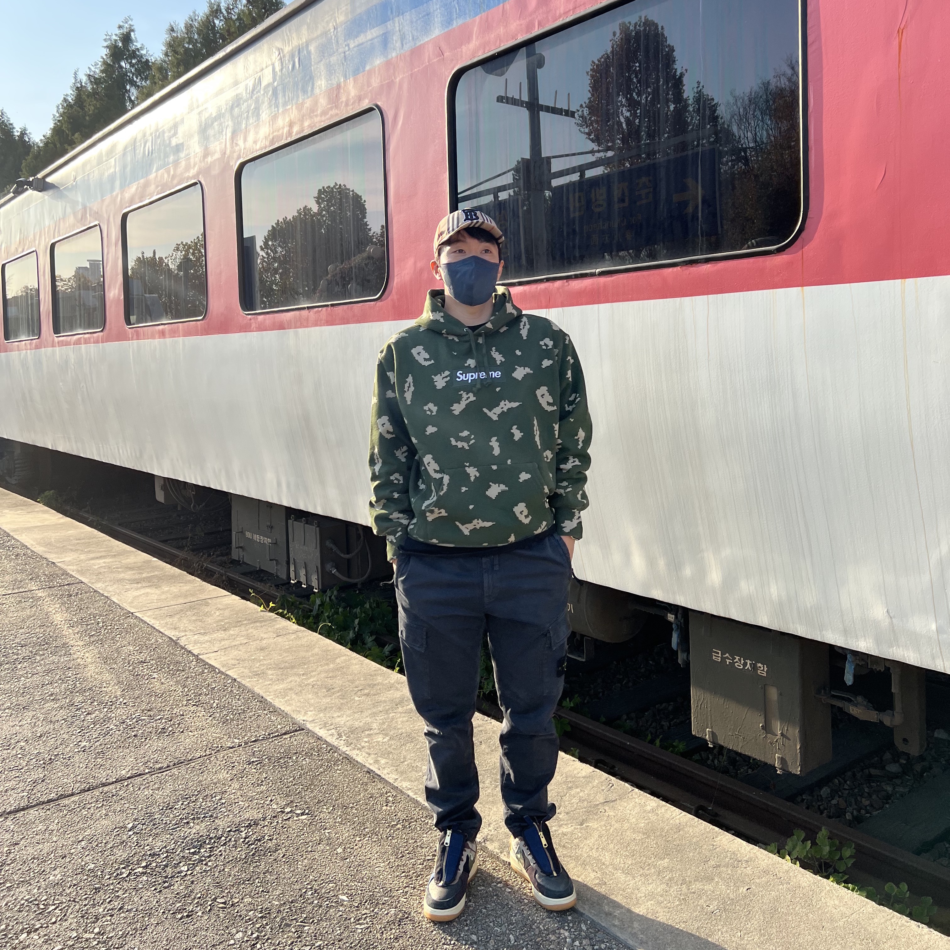 Nike x Travis Scott Air Force 1 Low Cactus Jack, Supreme Box Logo Hooded Sweatshirt Olive Russian Camo - 21FW 착용 스타일 - 1