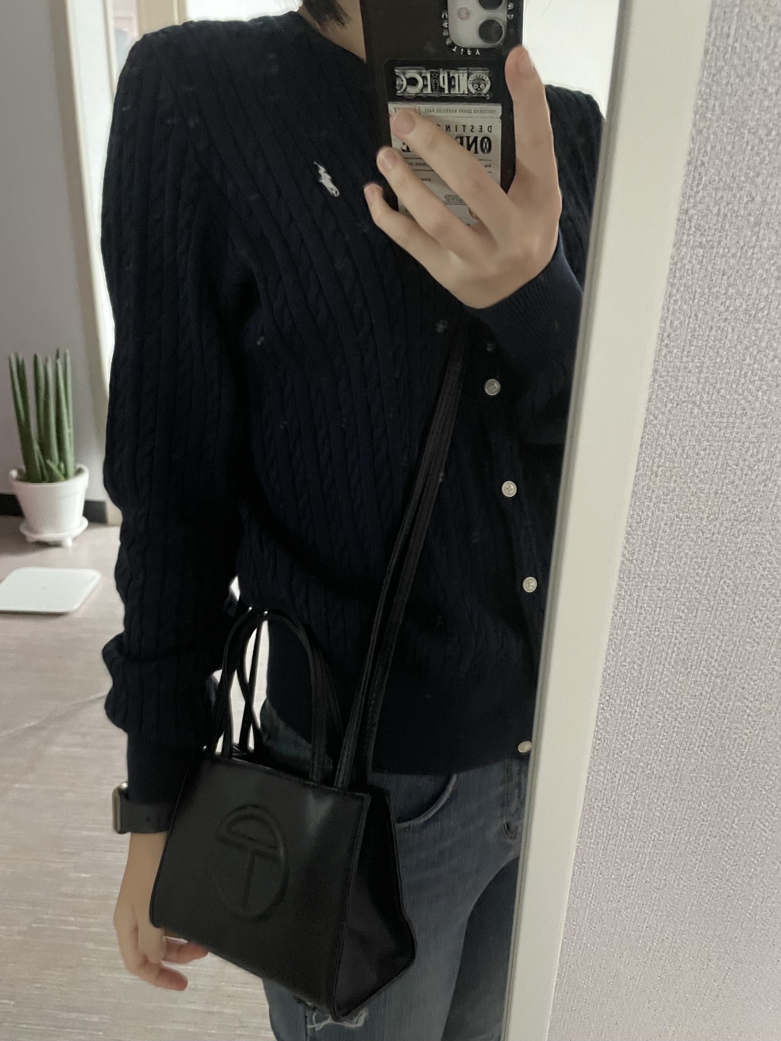 Telfar Small Shopping Bag Black 착용 스타일