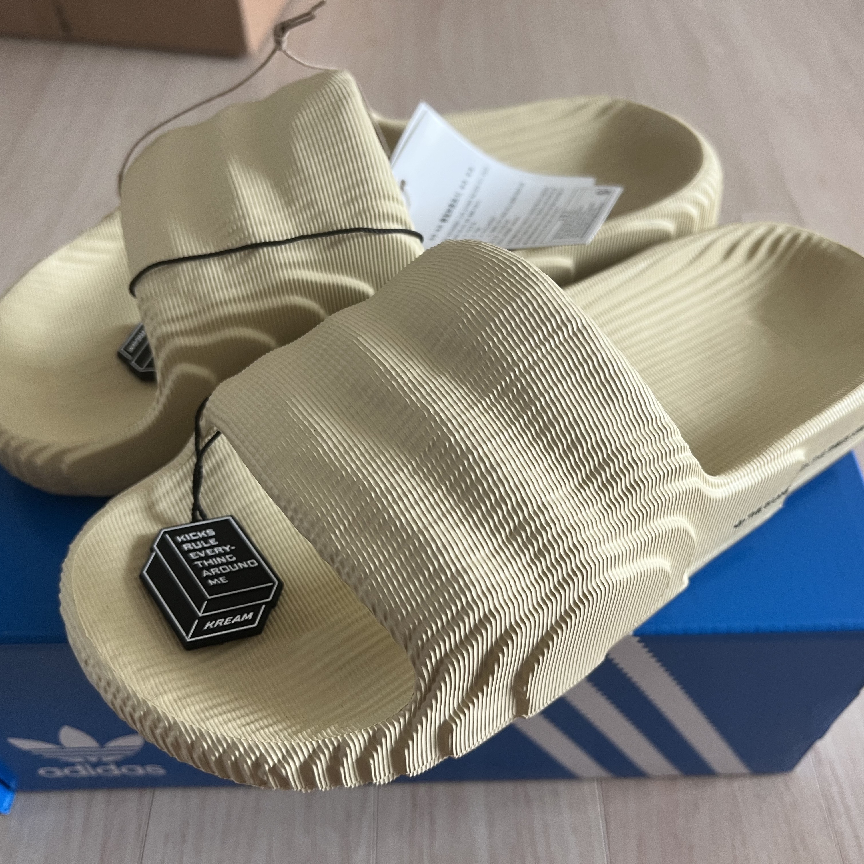 Adidas Adilette 22 Desert Sand 착용 스타일 - 1