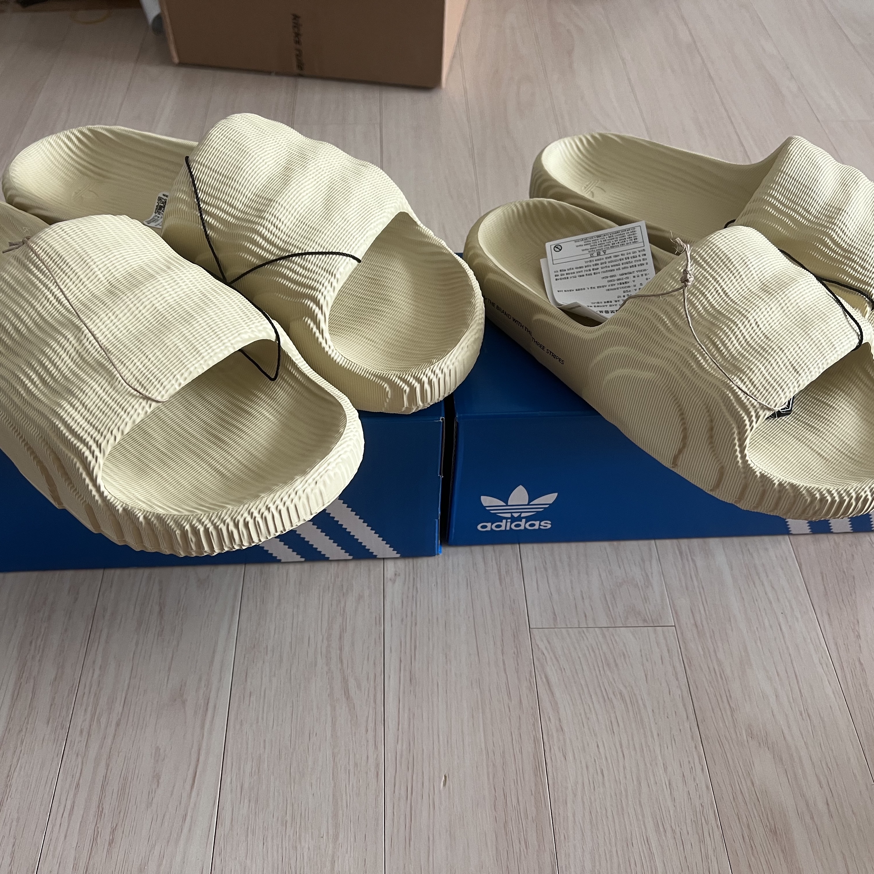 Adidas Adilette 22 Desert Sand 착용 스타일 - 2