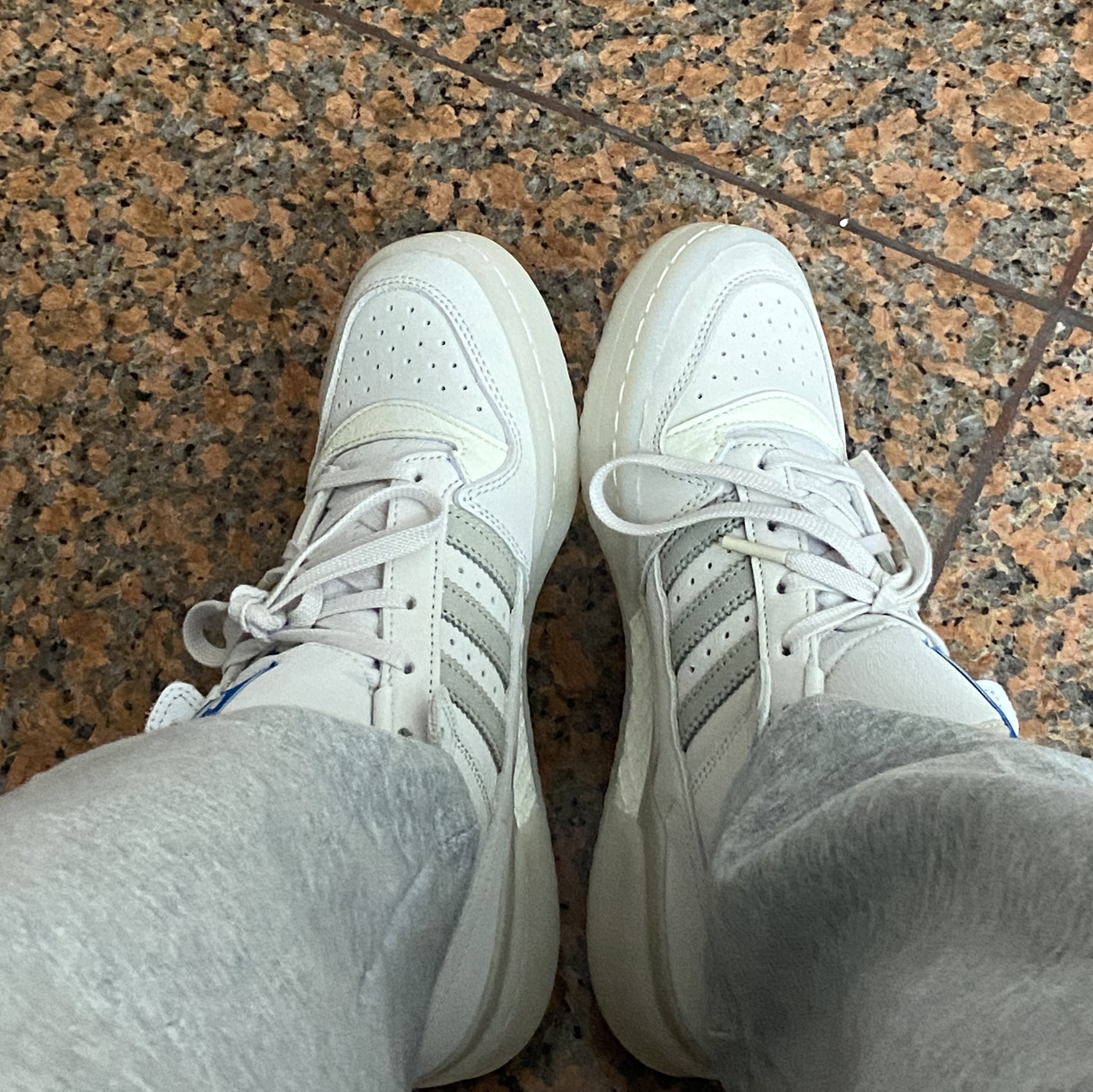 Adidas Forum Low Talc Sesame 착용 스타일