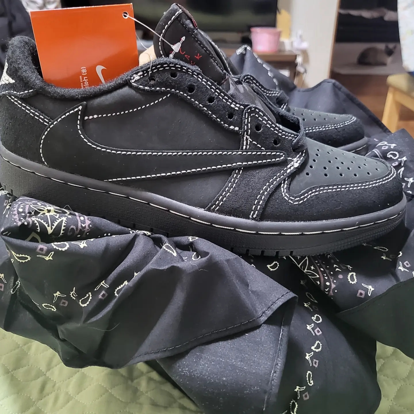 Jordan 1 x Travis Scott Retro Low OG SP Black Phantom 착용 스타일 - 2