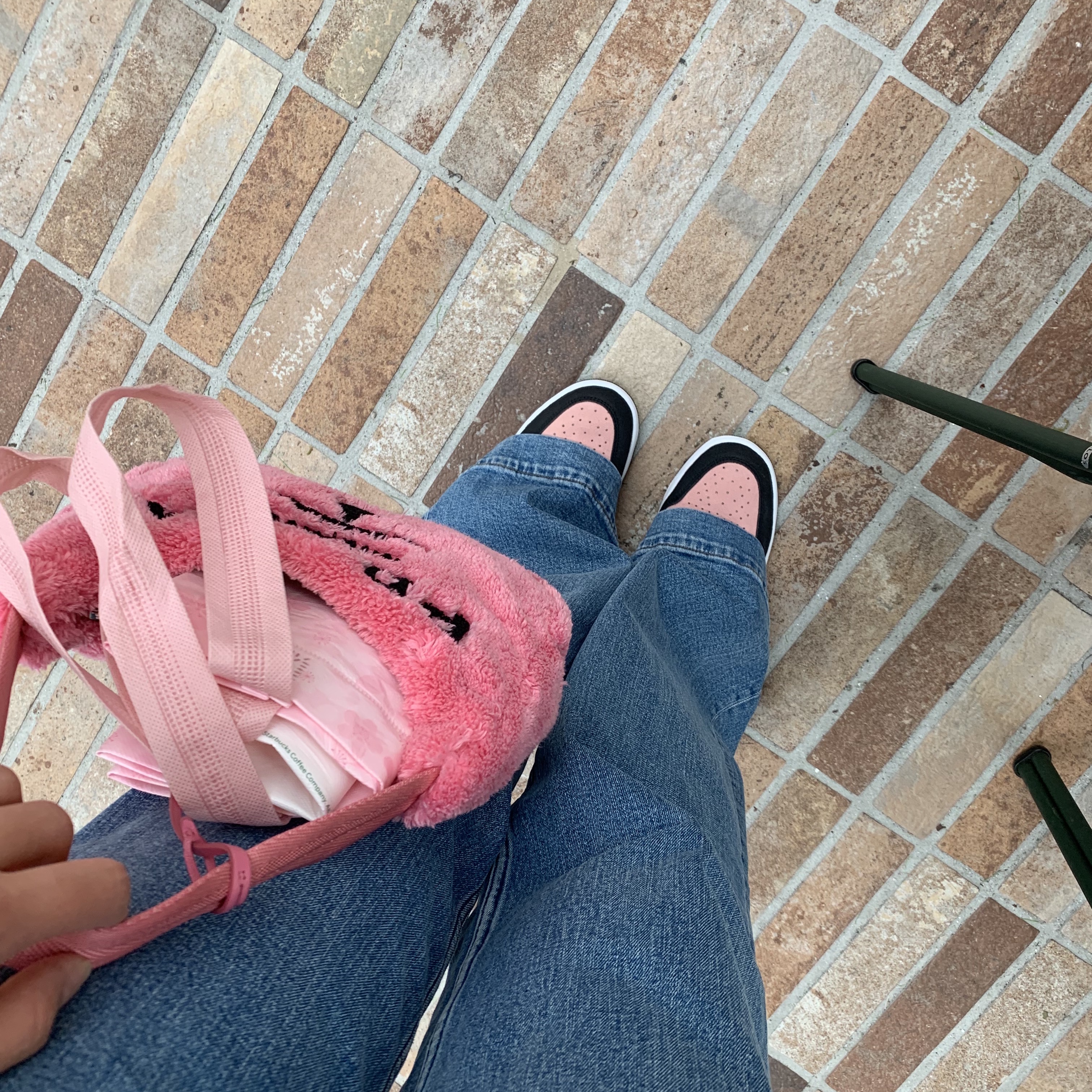 Prada Re-Edition 2000 Terry Mini Bag Petal Pink 착용 스타일 - 1