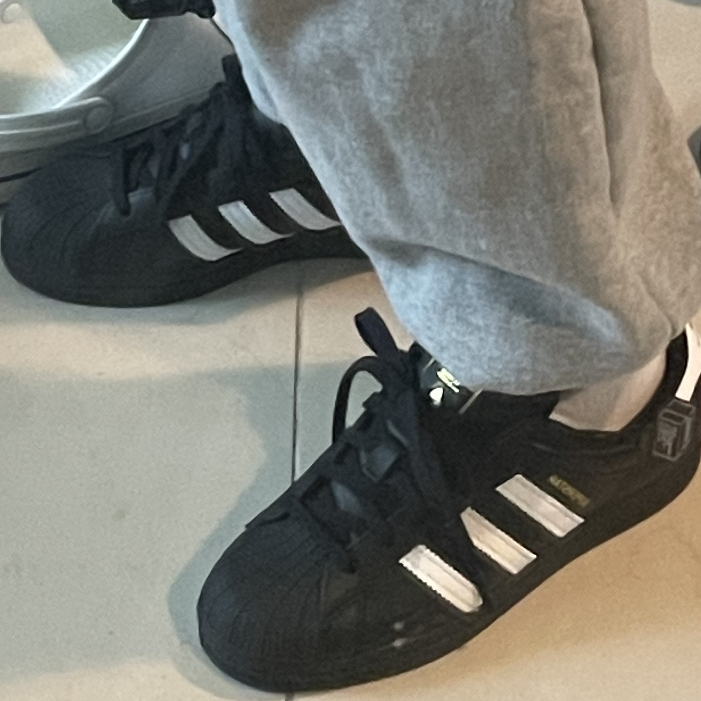 (J) Adidas Superstar Black White 착용 스타일