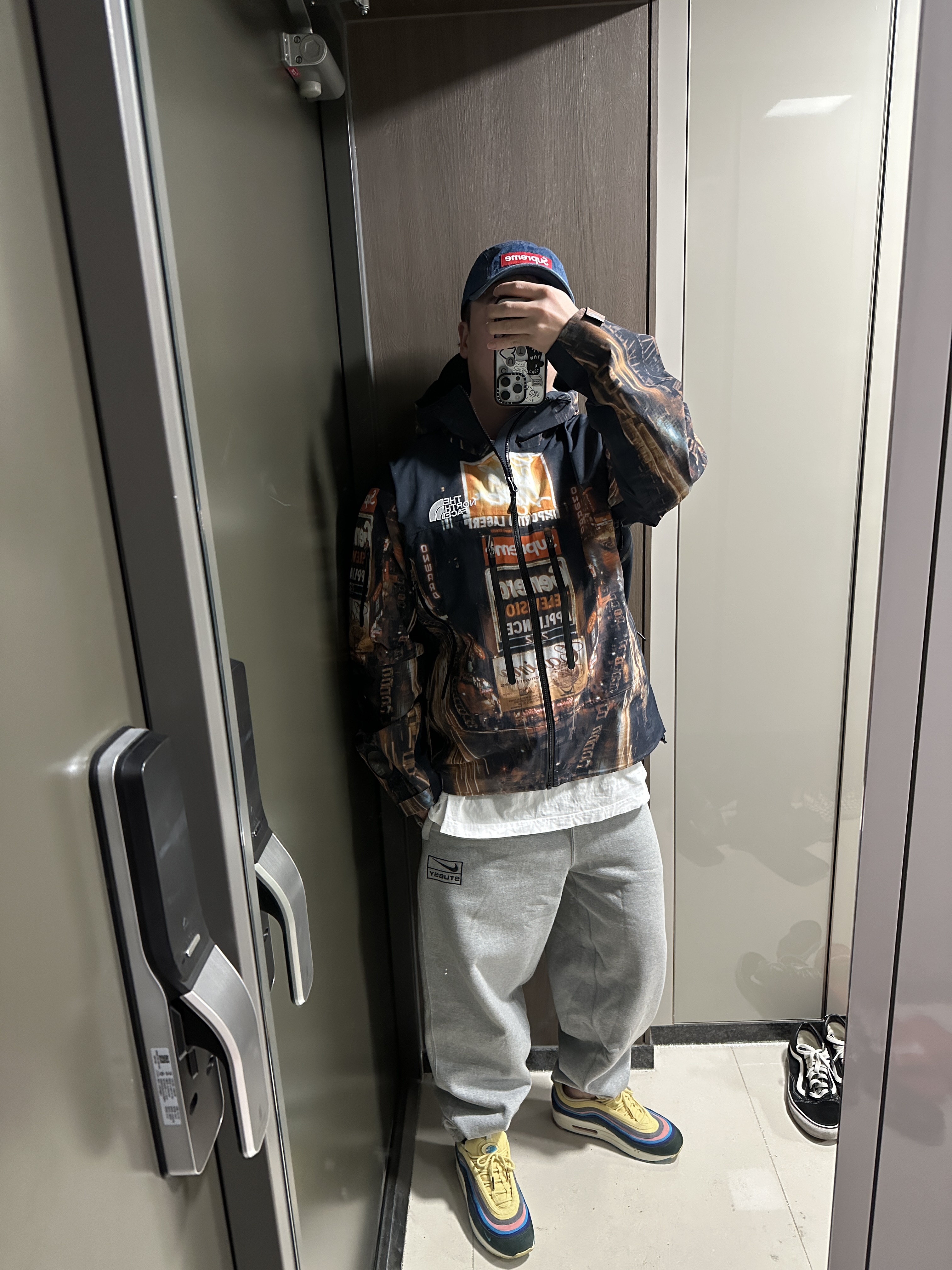 Supreme x The North Face Taped Seam Shell Jacket Times Square - 22FW 착용 스타일