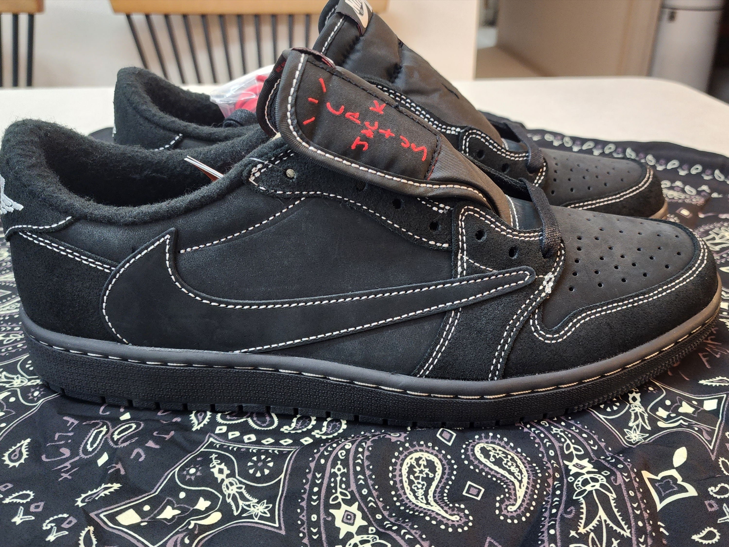 Jordan 1 x Travis Scott Retro Low OG SP Black Phantom 착용 스타일 - 3
